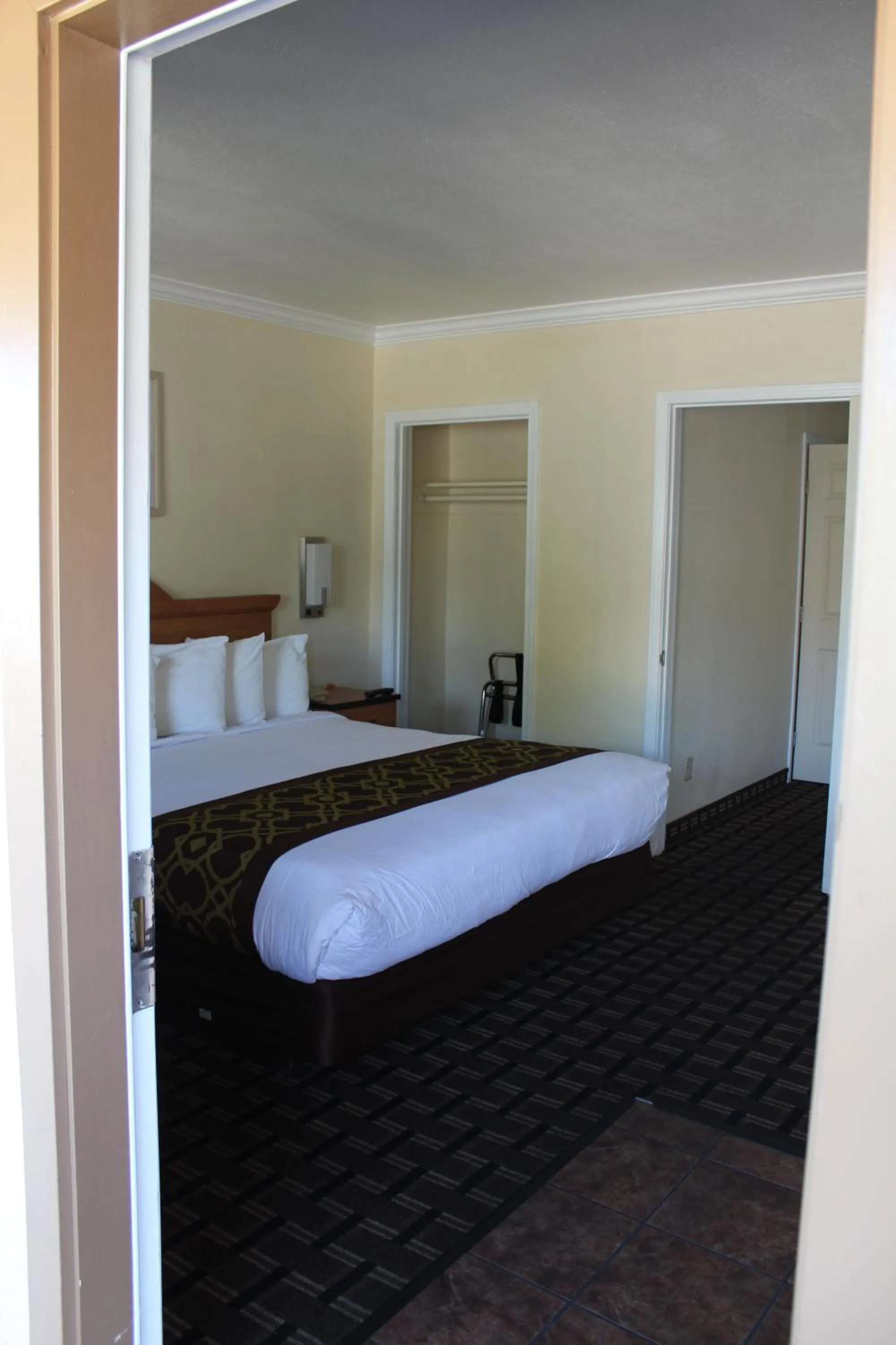 Garden view, Bed in Riverside Inn & Suites Santa Cruz