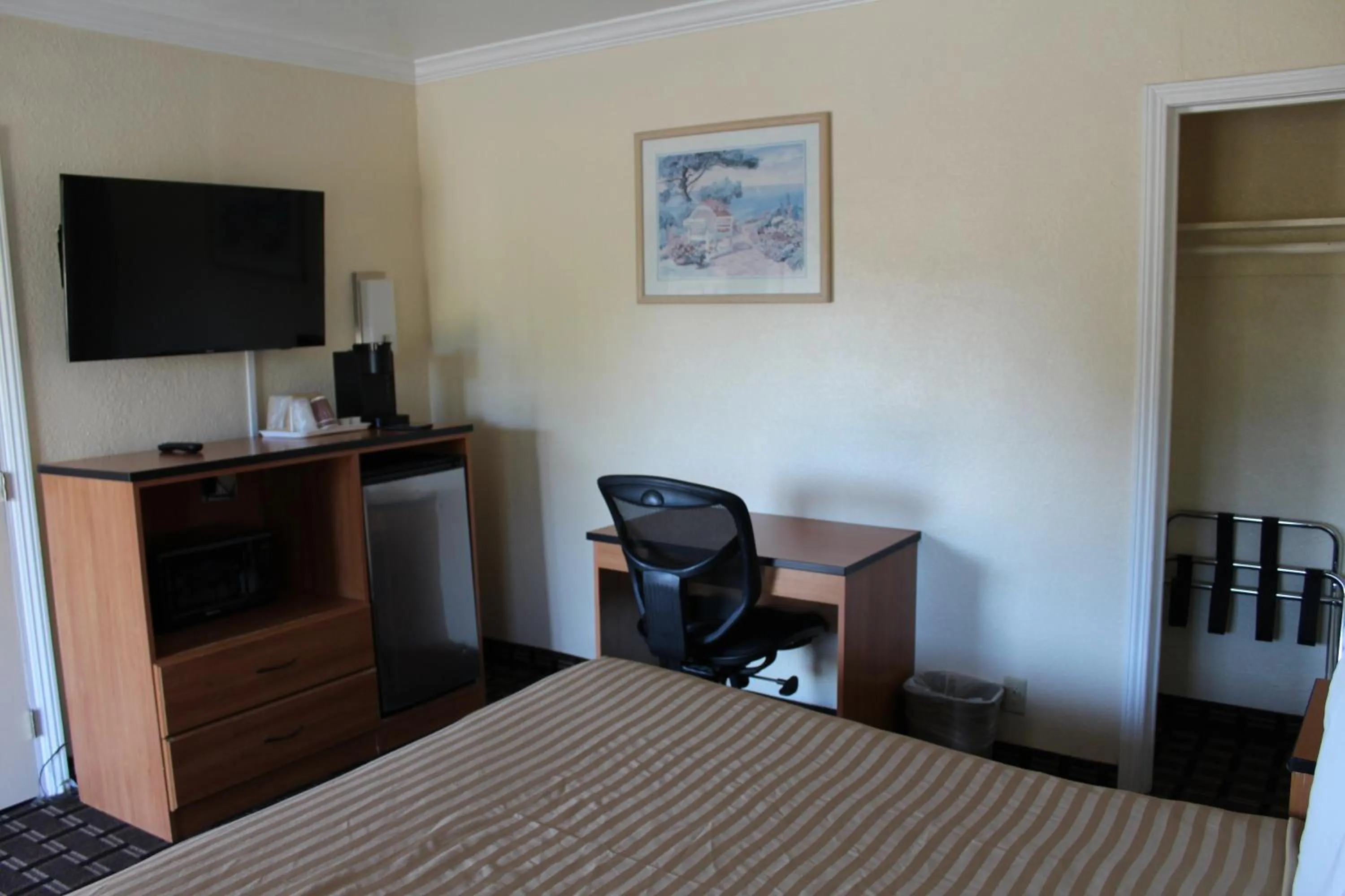 Coffee/tea facilities, Bed in Riverside Inn & Suites Santa Cruz