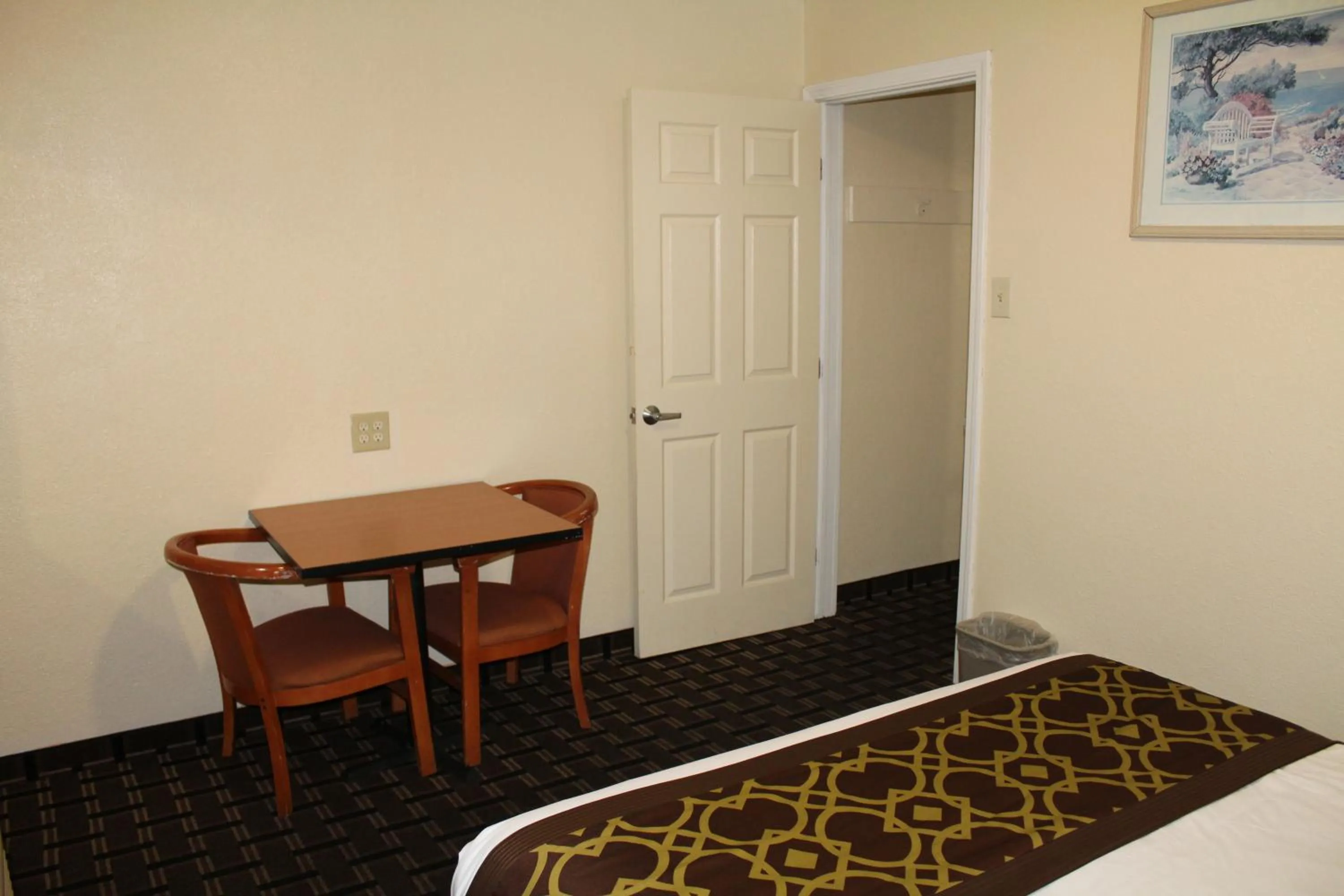 Bedroom, Bed in Riverside Inn & Suites Santa Cruz