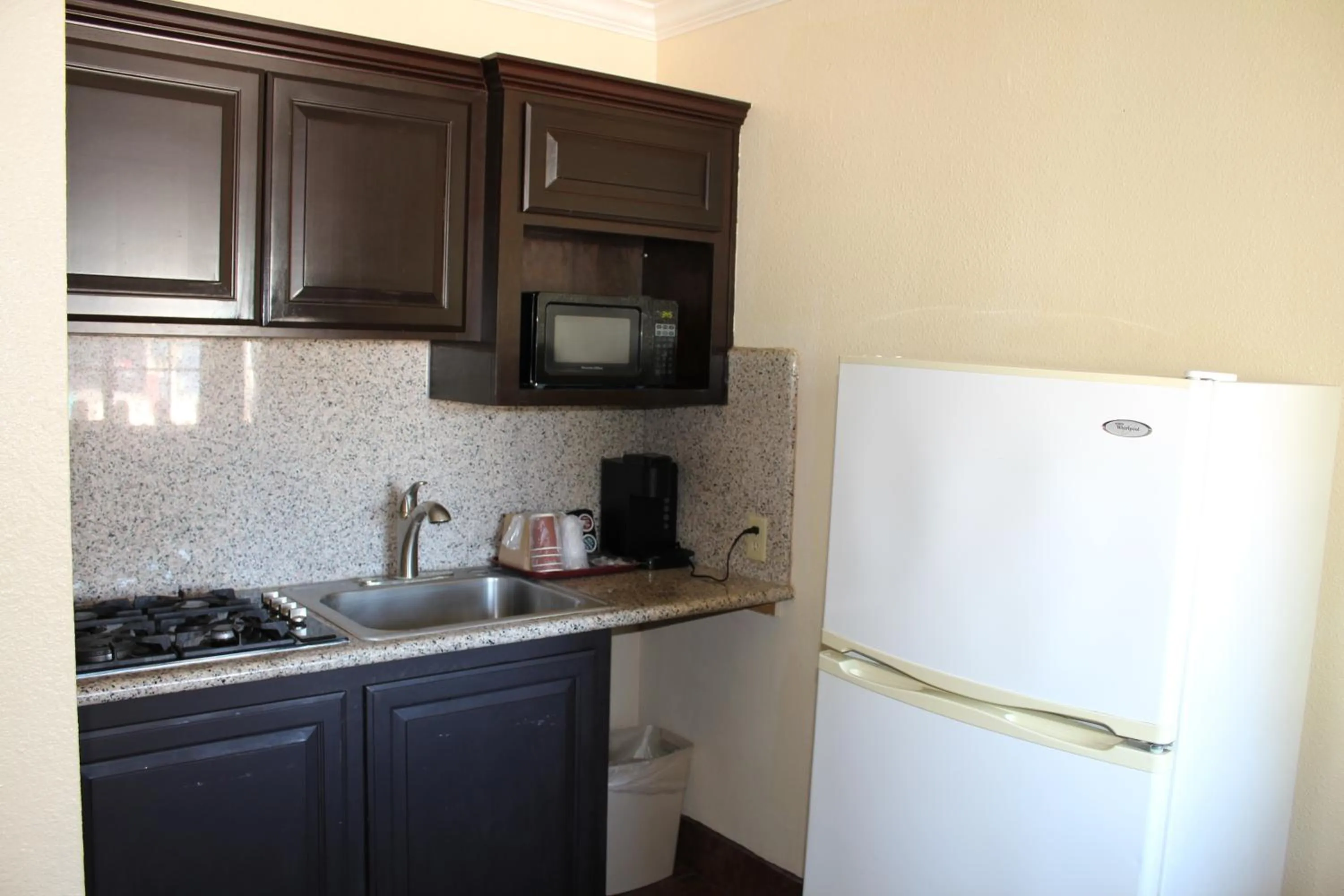 Kitchen or kitchenette in Riverside Inn & Suites Santa Cruz
