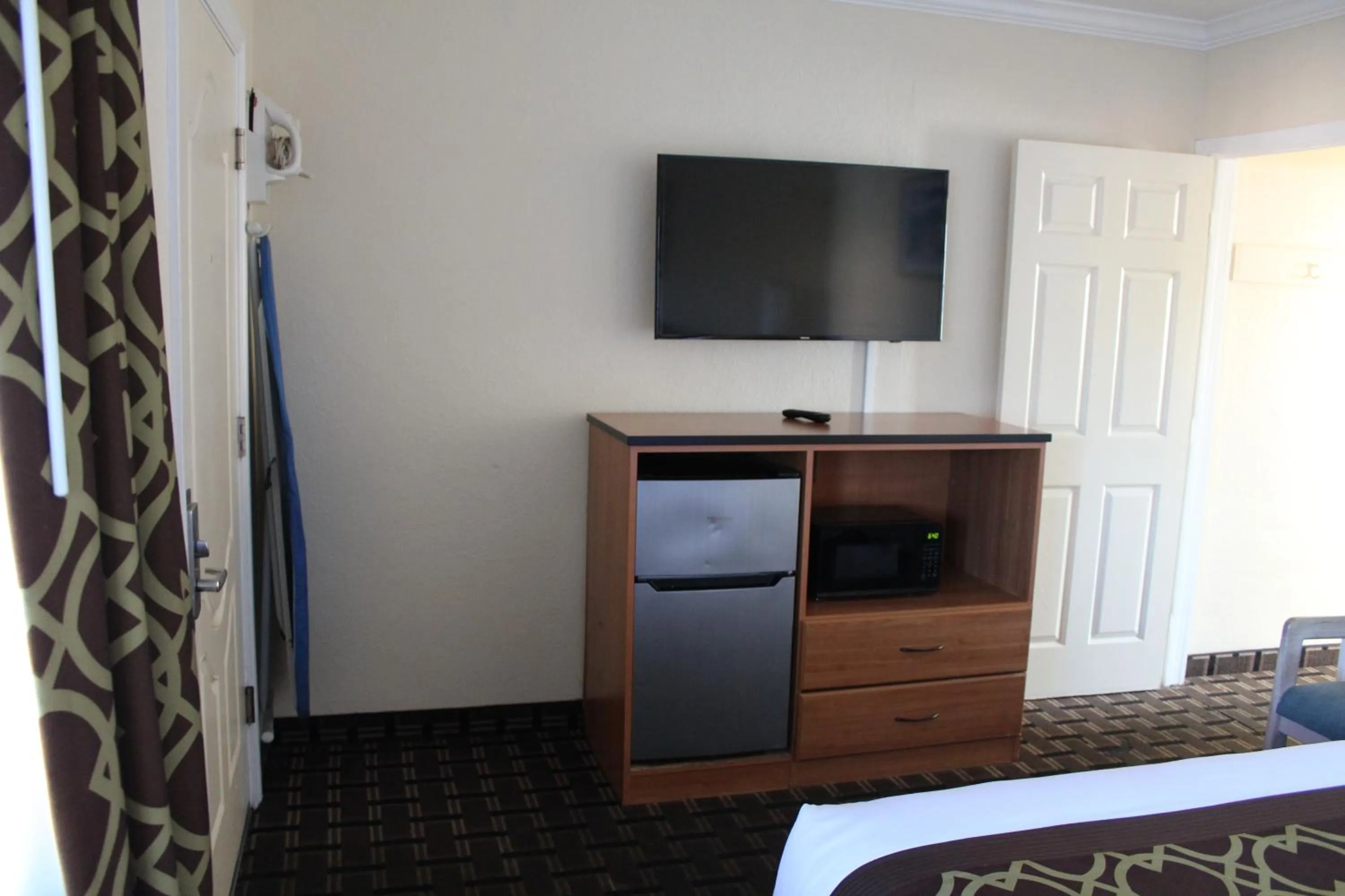 Bedroom, Bed in Riverside Inn & Suites Santa Cruz