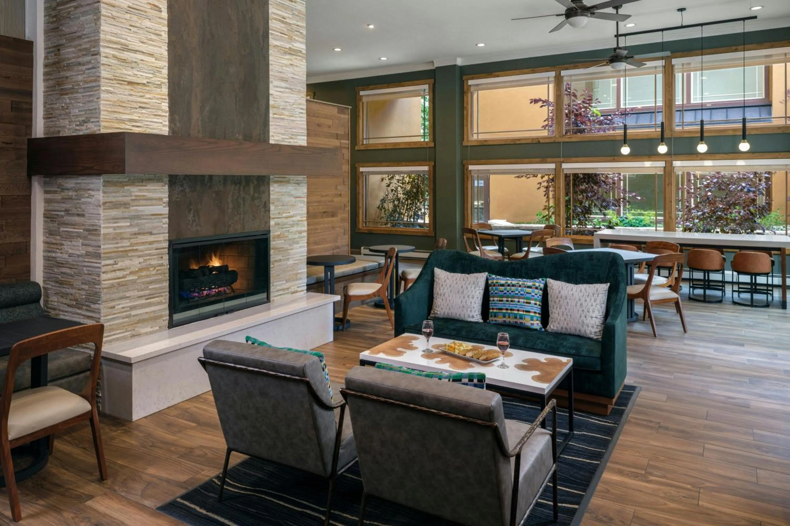 Lounge or bar in Marriott's Mountain Valley Lodge at Breckenridge