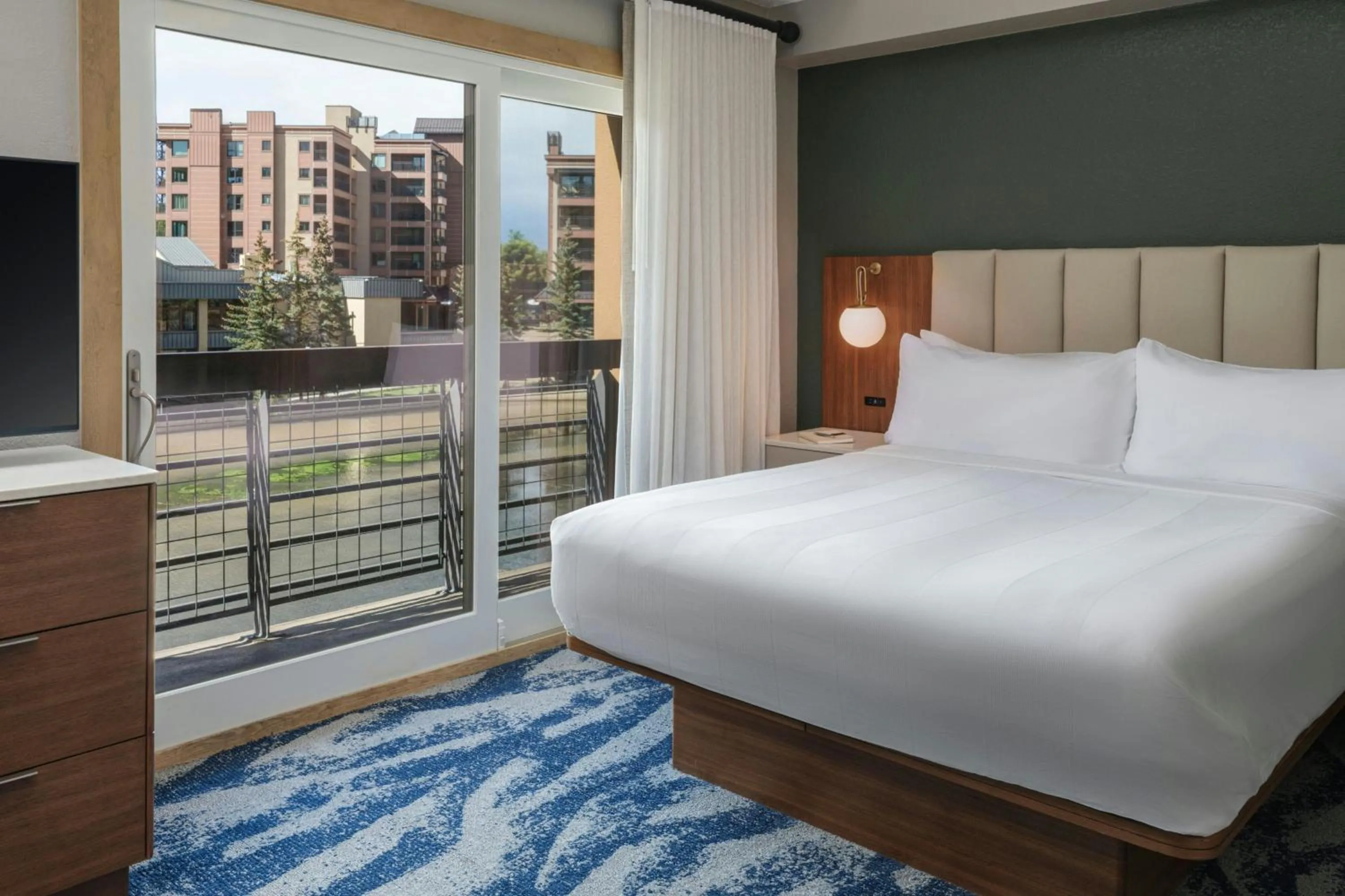 Photo of the whole room, Bed in Marriott's Mountain Valley Lodge at Breckenridge