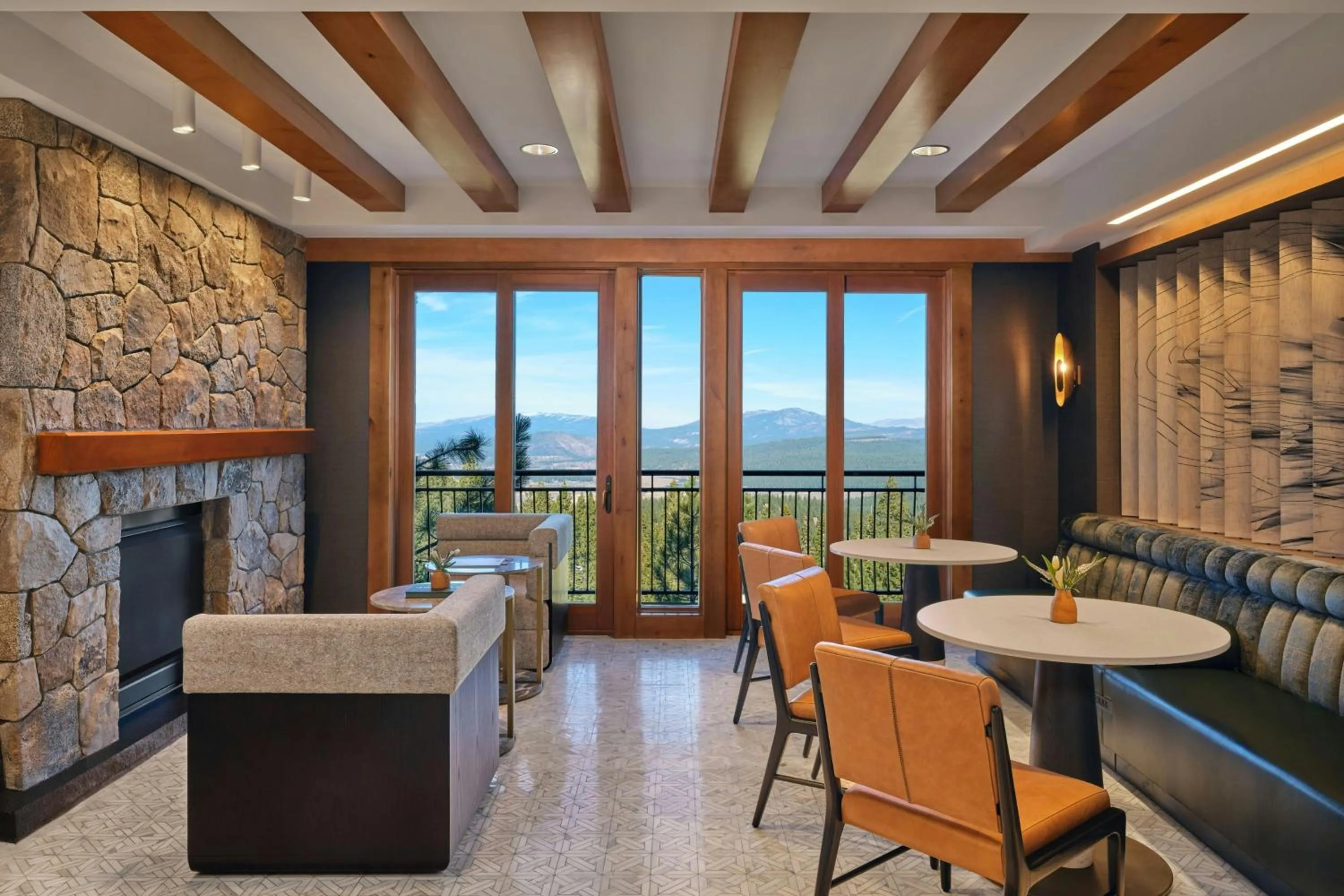 Lounge or bar in The Ritz-Carlton, Lake Tahoe