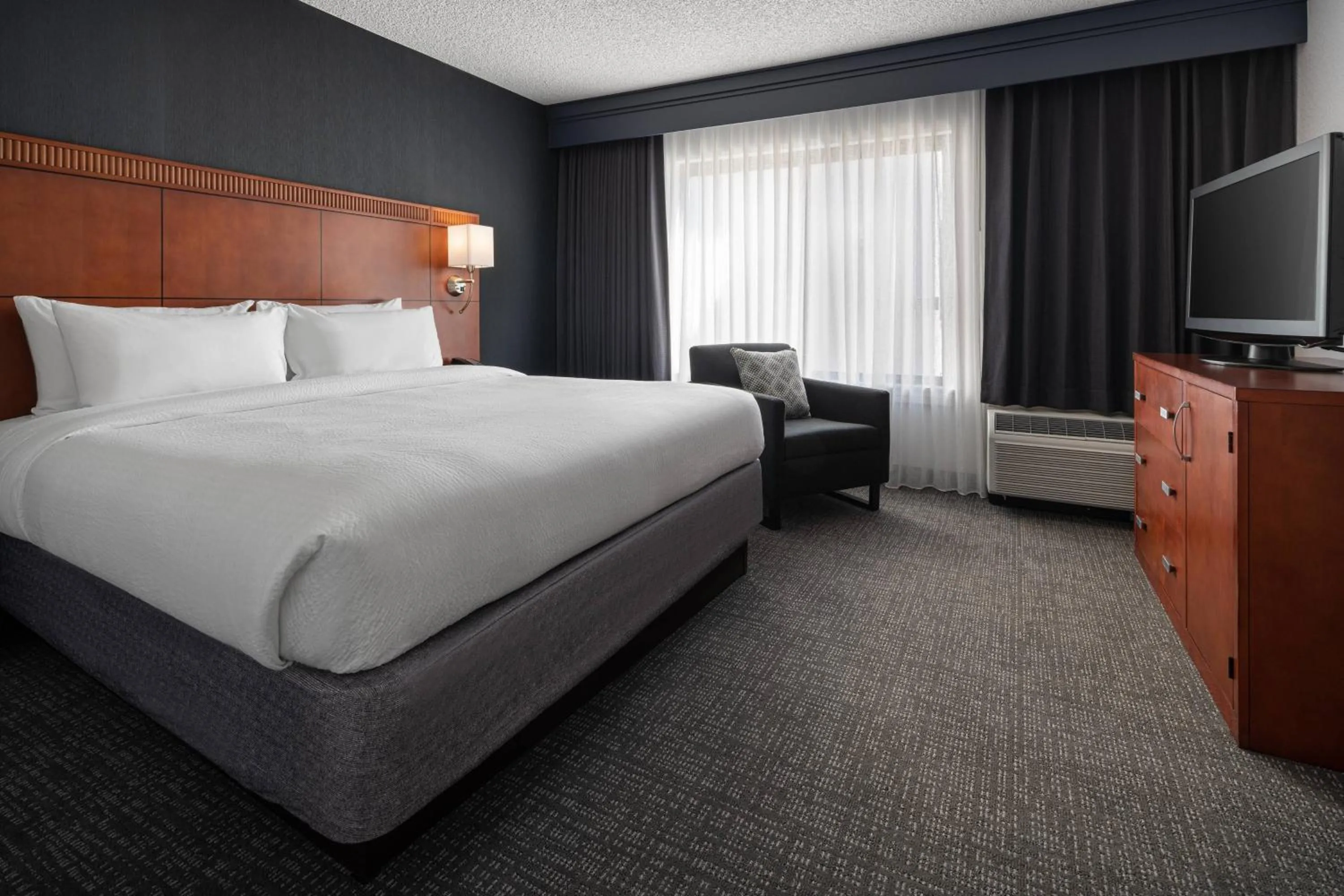 Bedroom, Bed in Courtyard Sacramento Rancho Cordova