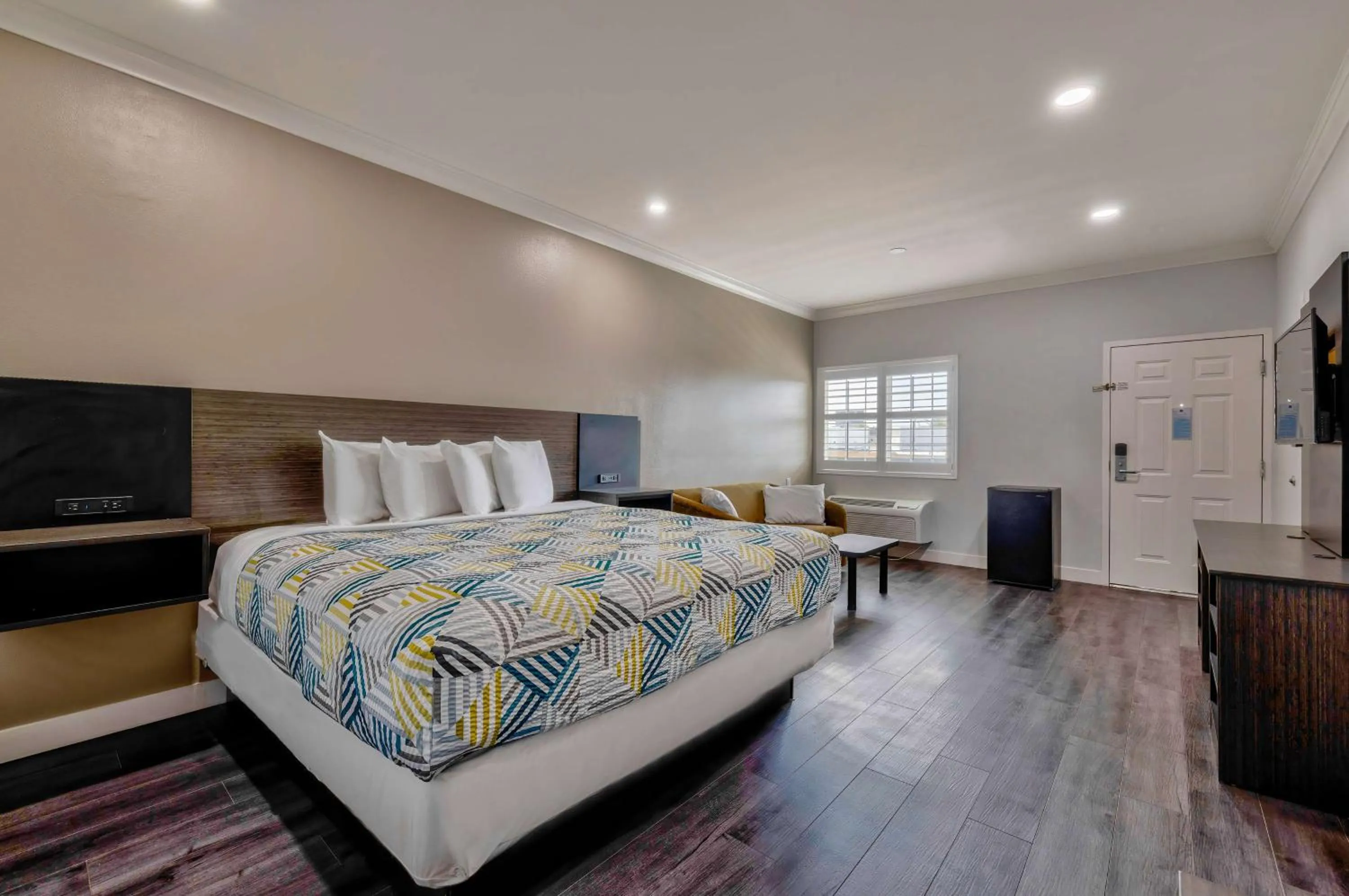 Bedroom, Bed in Motel 6 South Gate CA