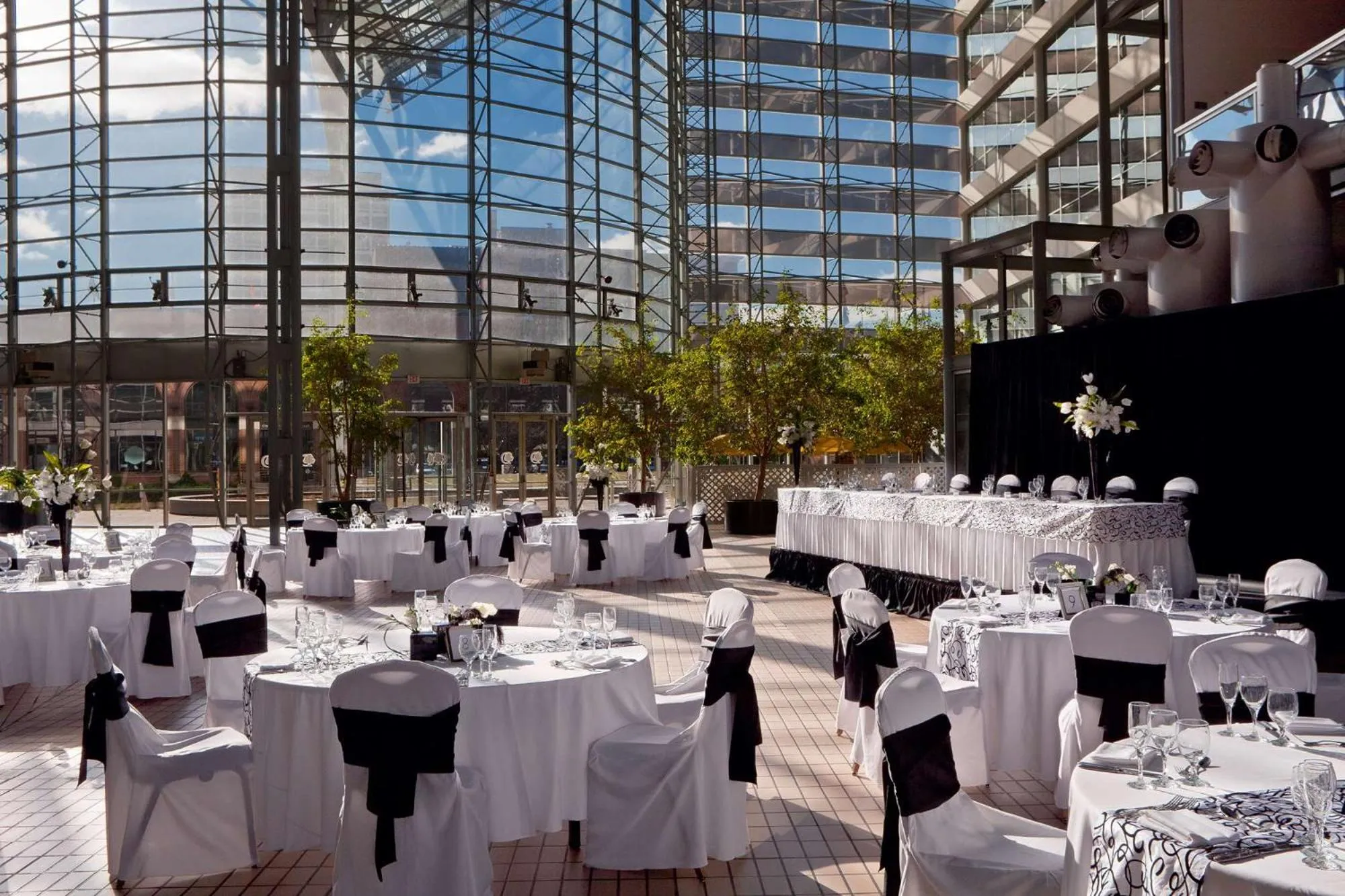 Dining area in DoubleTree by Hilton Hotel South Bend