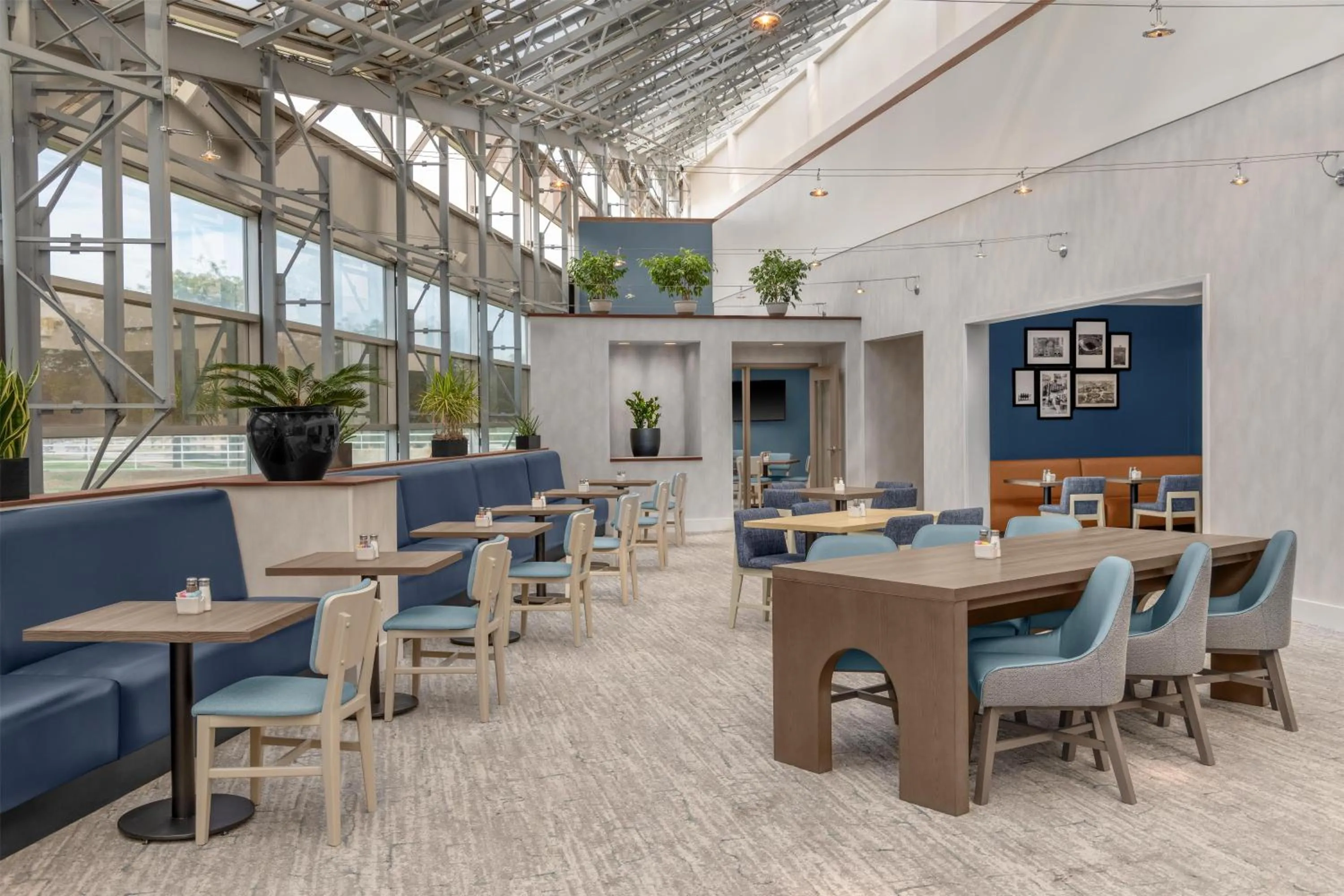 Lounge or bar in DoubleTree by Hilton Hotel South Bend