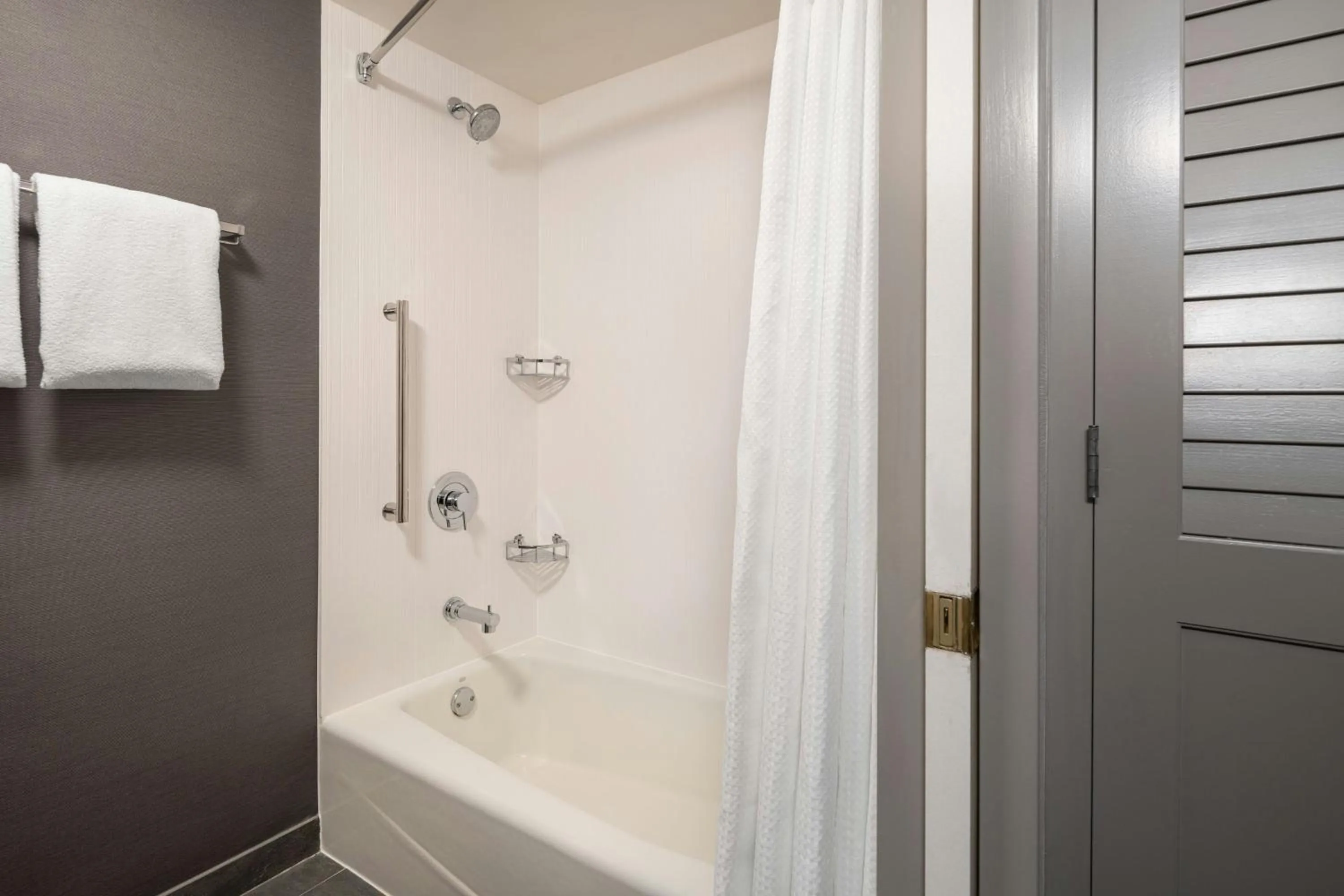 Bathroom in Courtyard Seattle Southcenter