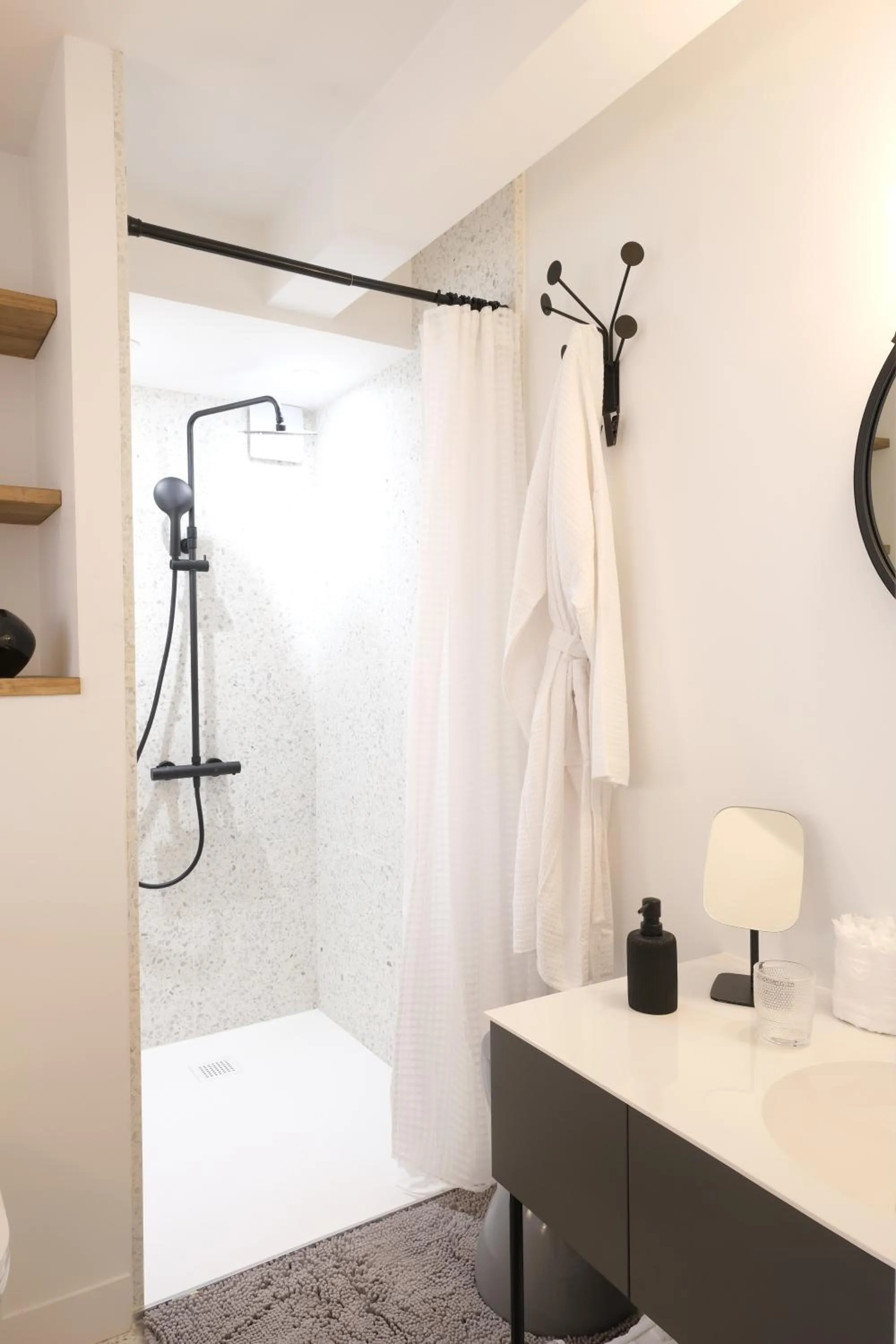 Shower in Bed and Breakfast Shandita