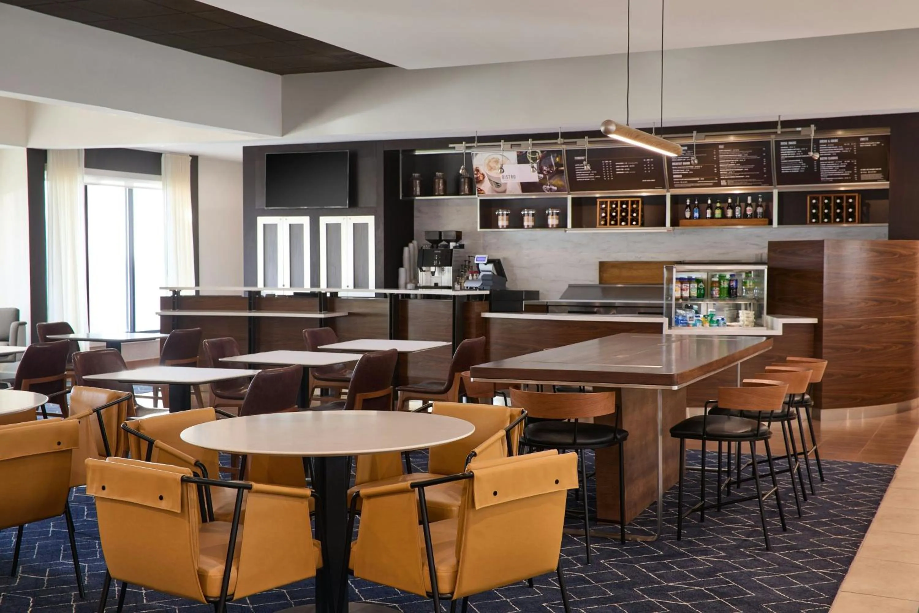 Breakfast in Courtyard St. Louis Creve Coeur