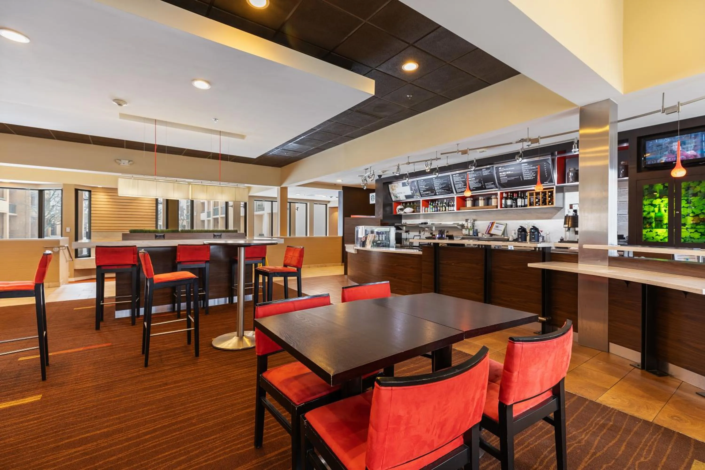 Restaurant/places to eat in Courtyard Toledo Airport Holland