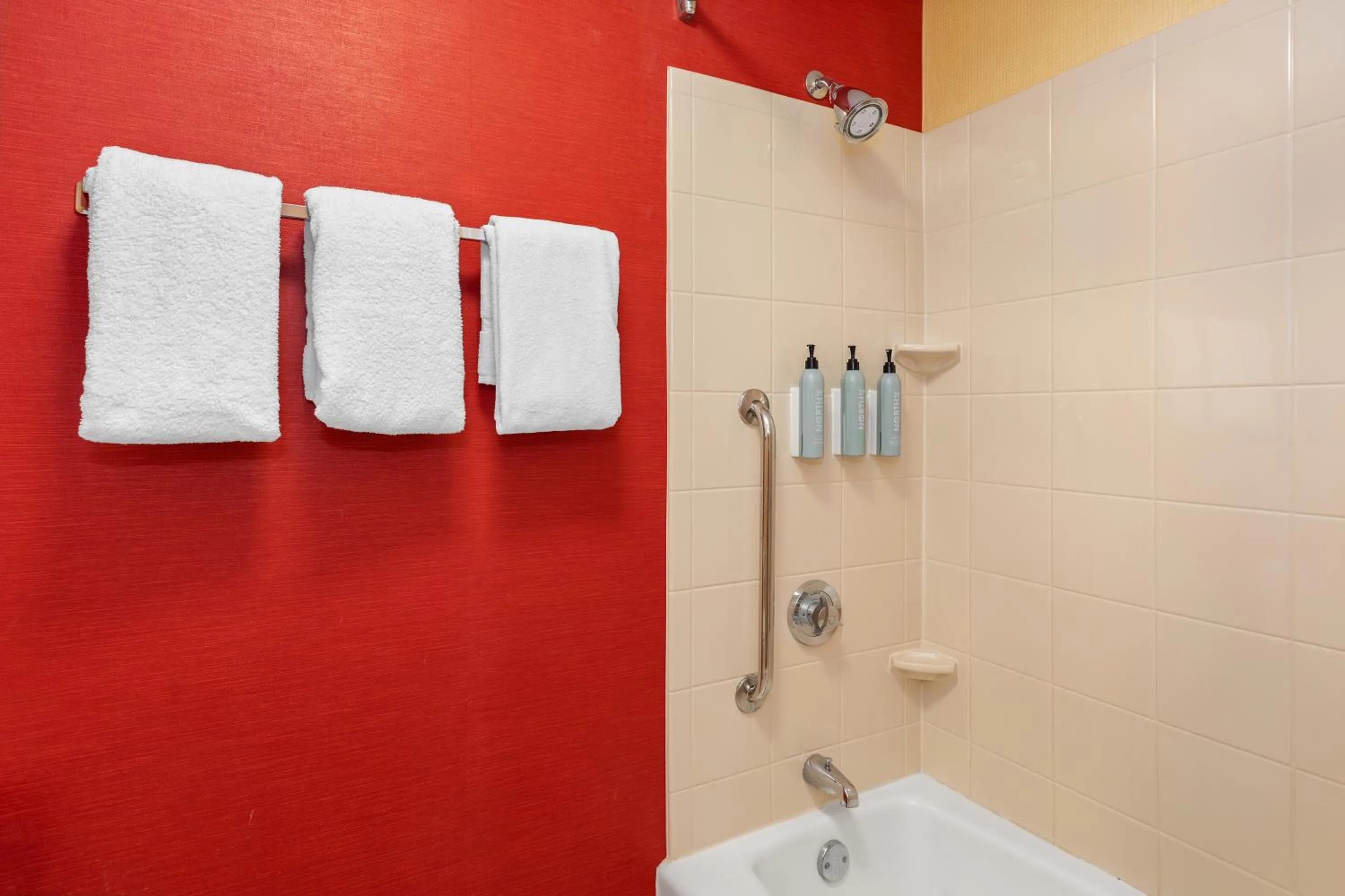 Bathroom in Courtyard Toledo Airport Holland