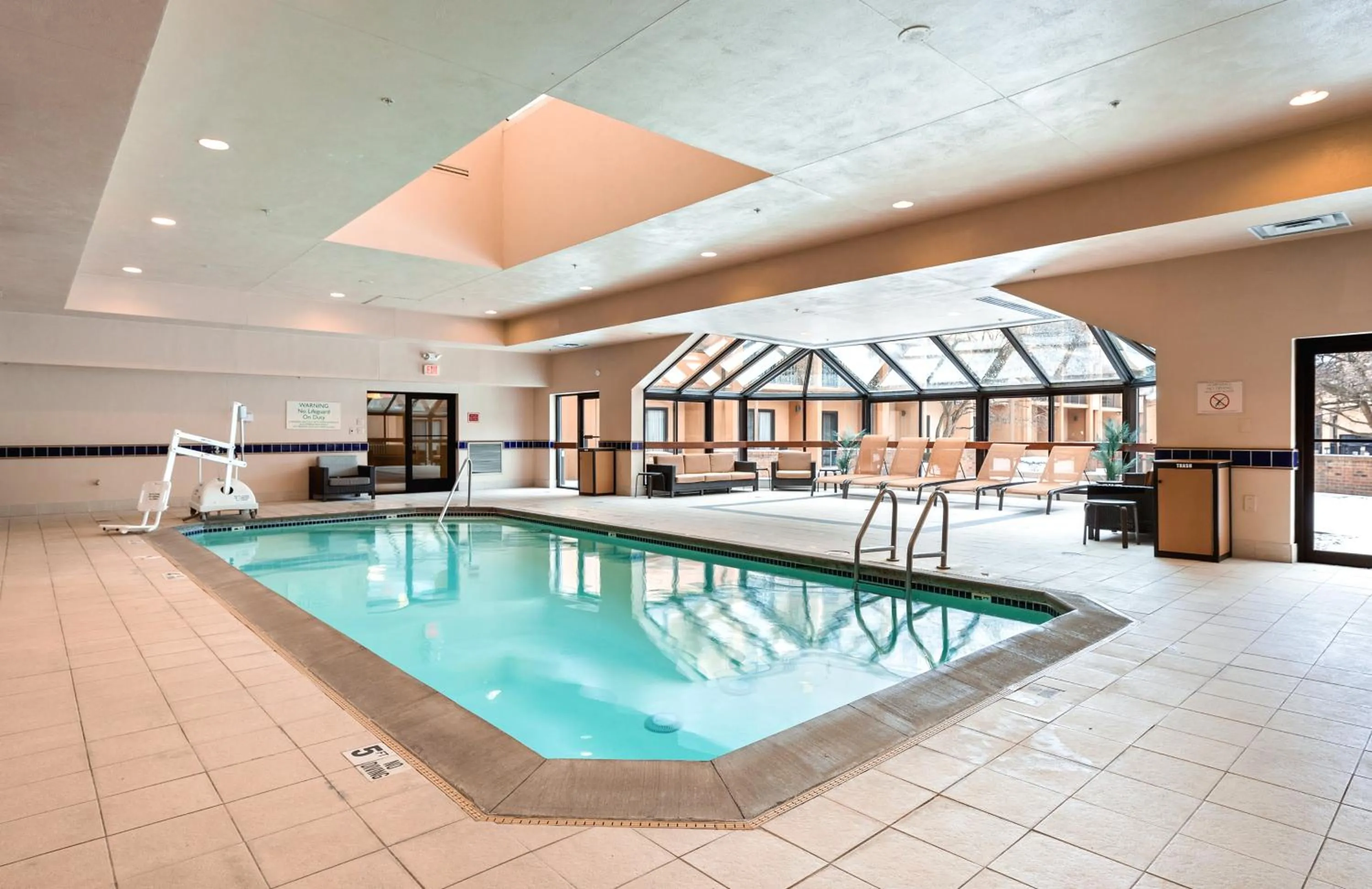 Swimming pool in Courtyard Toledo Airport Holland