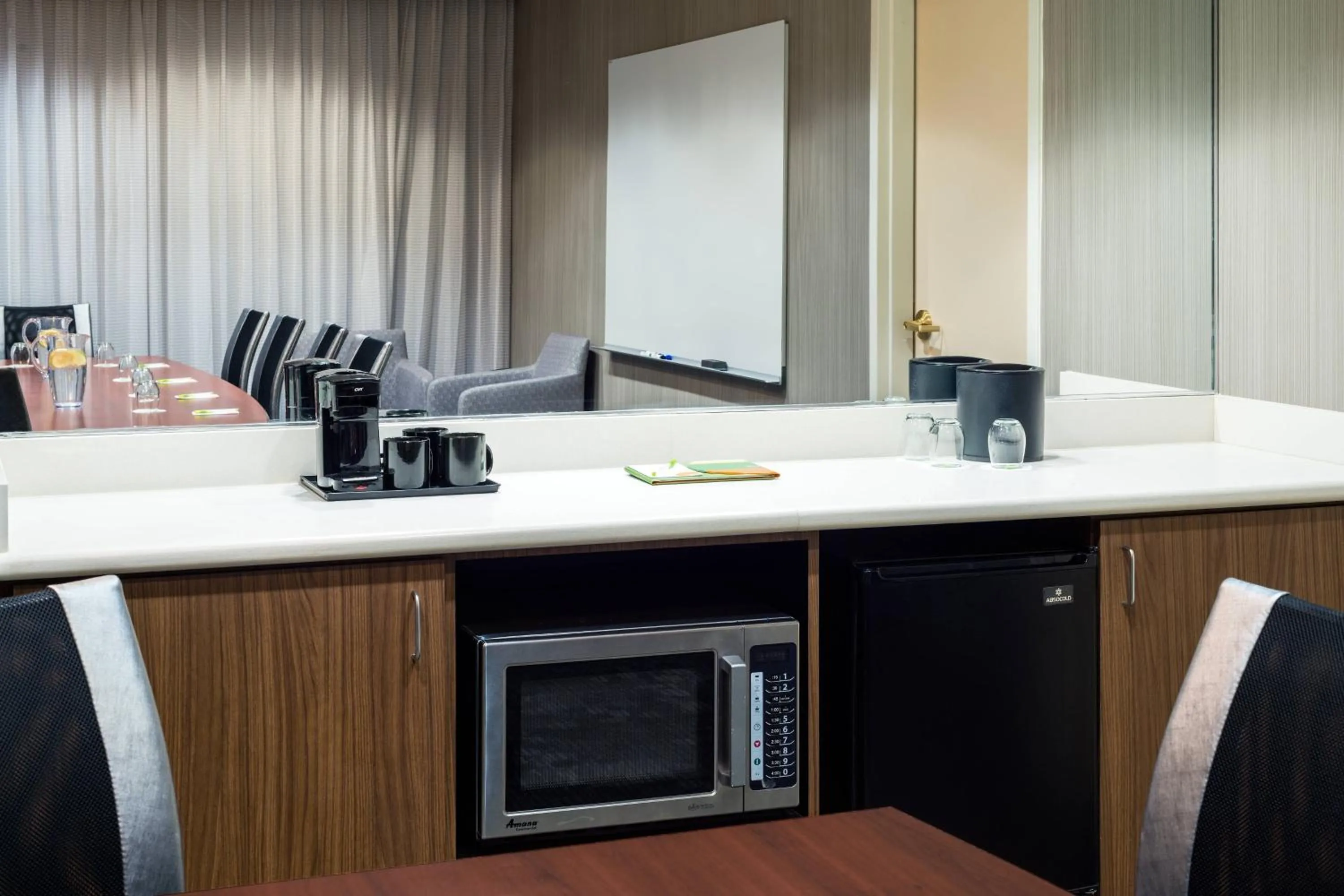 Photo of the whole room in Courtyard Toledo Maumee/Arrowhead