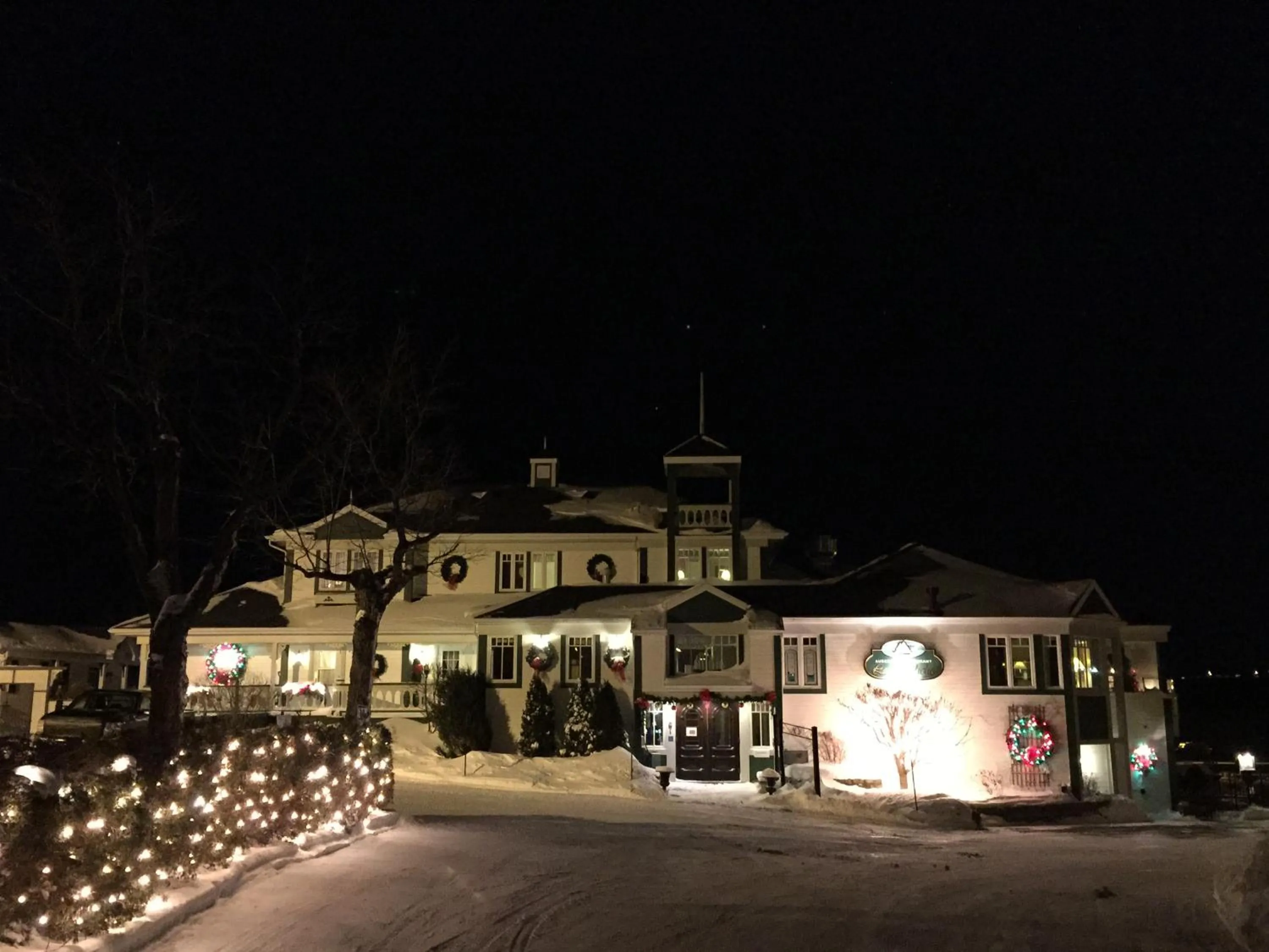 Property building in Goéliche hotel et appartement
