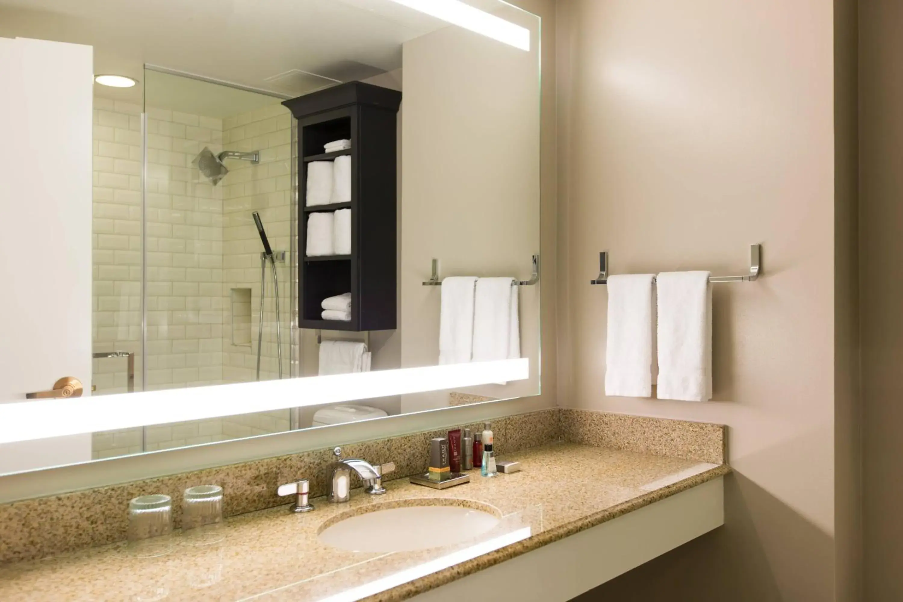 Deluxe King Room with Adapted Tub - Mobility Accessible in College Park Marriott Hotel & Conference Center Deluxe King Room with Adapted Tub - Mobility Accessible in College Park Marriott Hotel & Conference Center