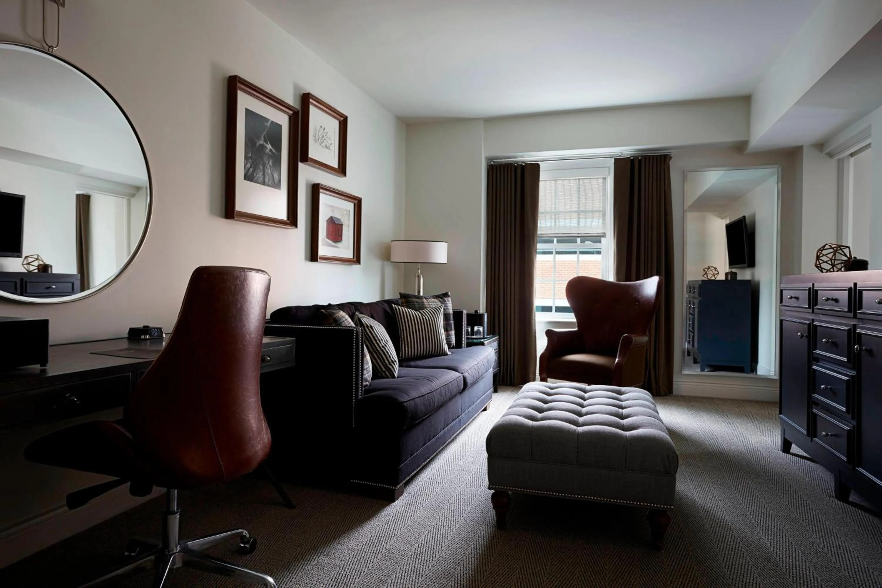 Living room in College Park Marriott Hotel & Conference Center