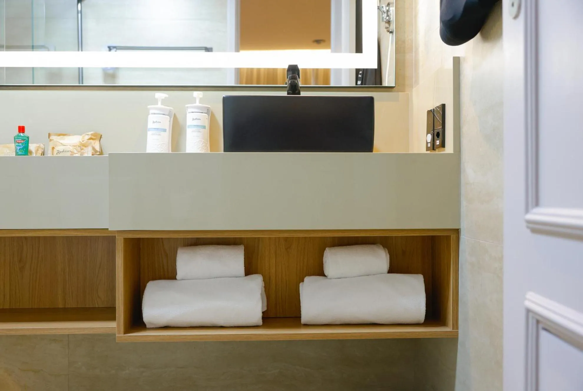 Bathroom in Radisson Oscar Freire