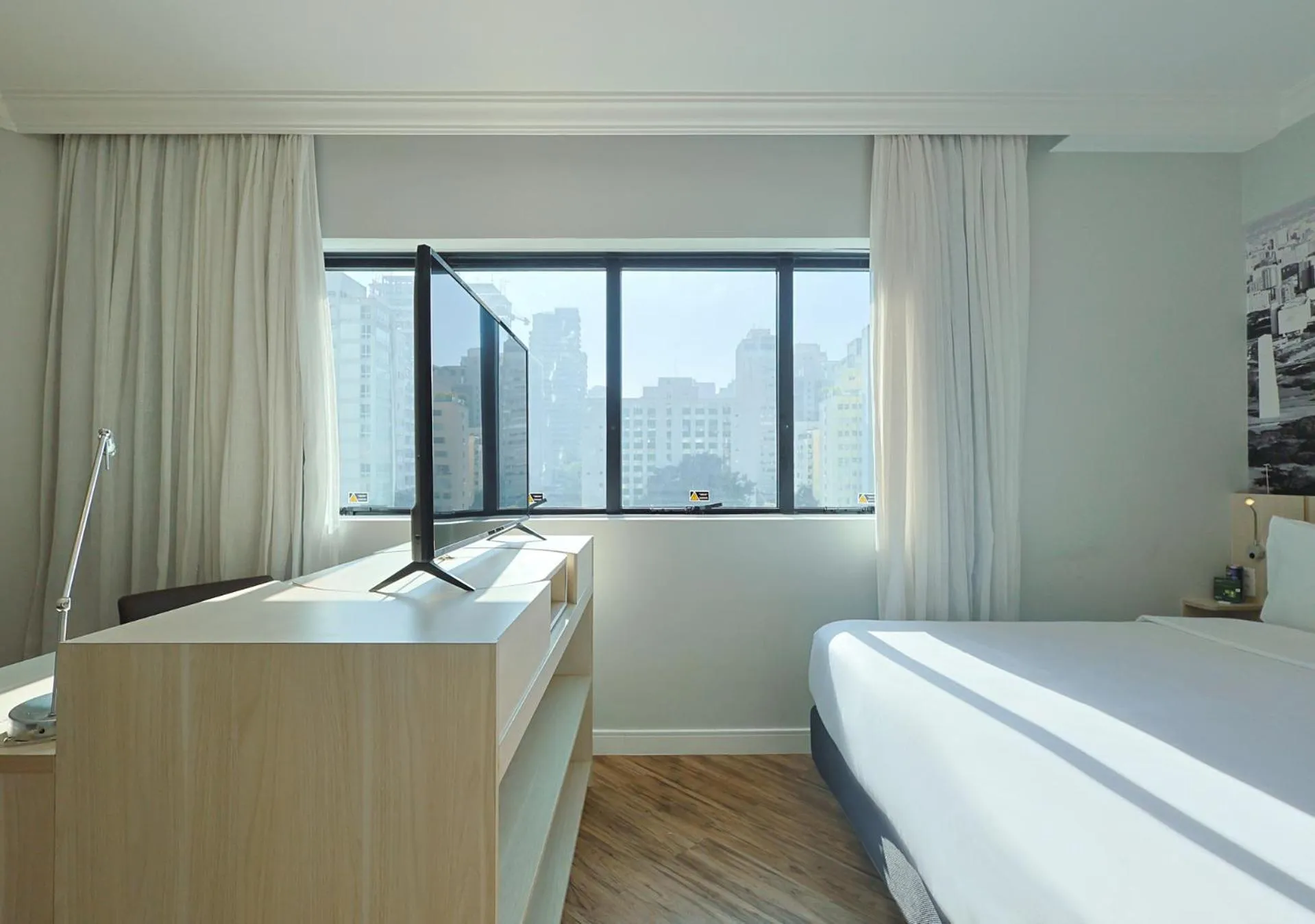 Photo of the whole room, Bed in Radisson Oscar Freire