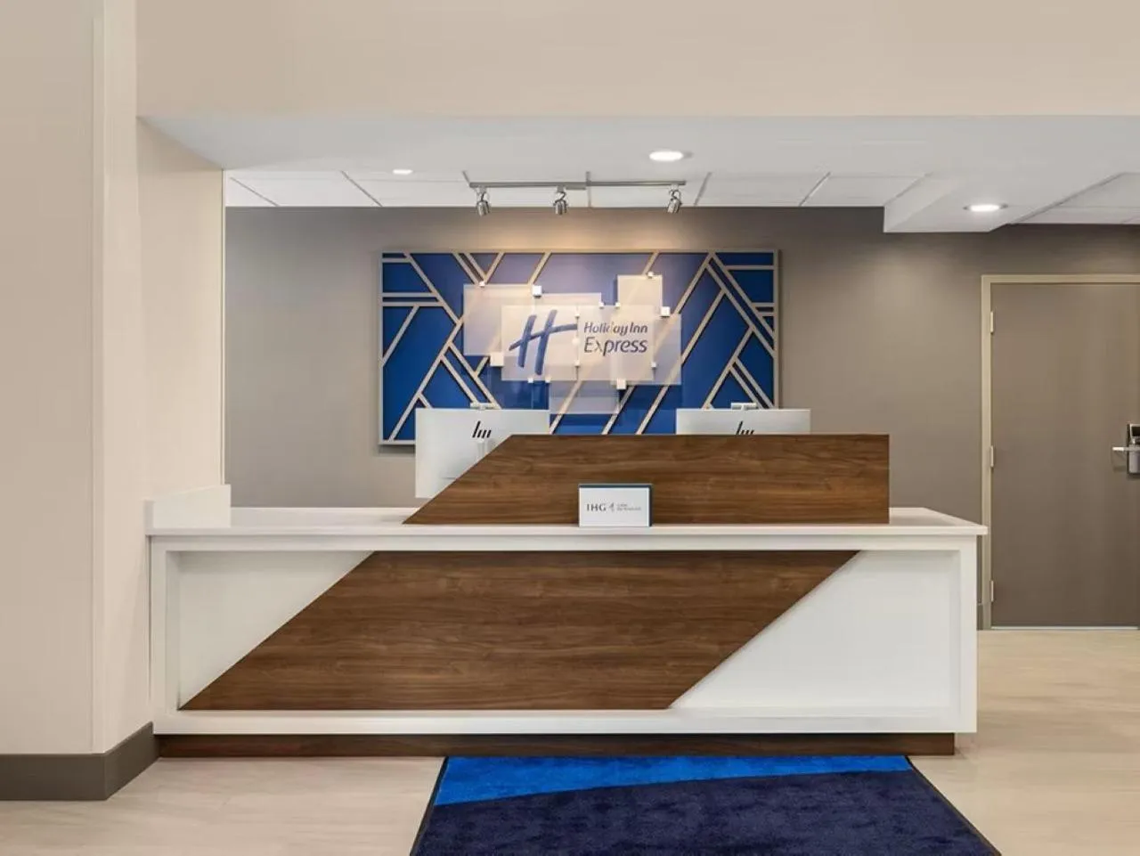 Lobby or reception in Holiday Inn Express & Suites Raleigh West - Lenovo Center by IHG