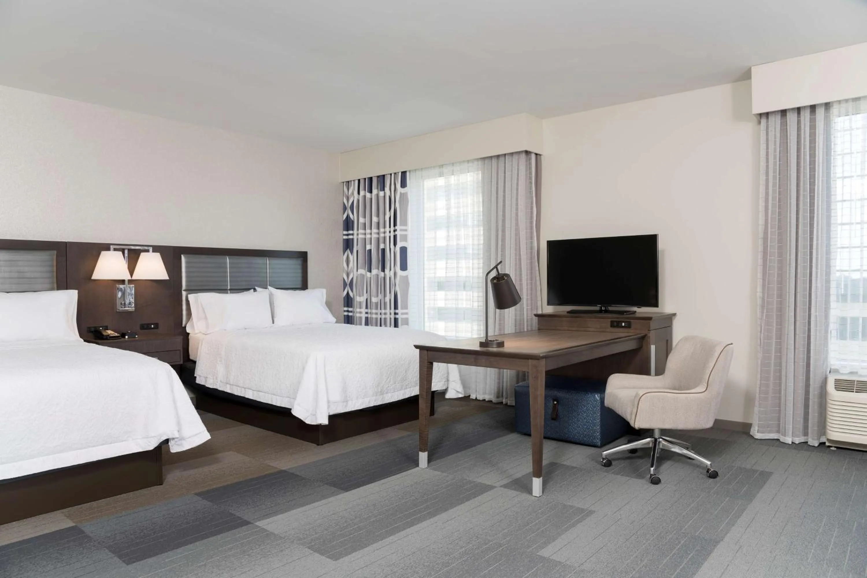Bedroom, Bed in Hampton Inn & Suites Indianapolis-Keystone, IN