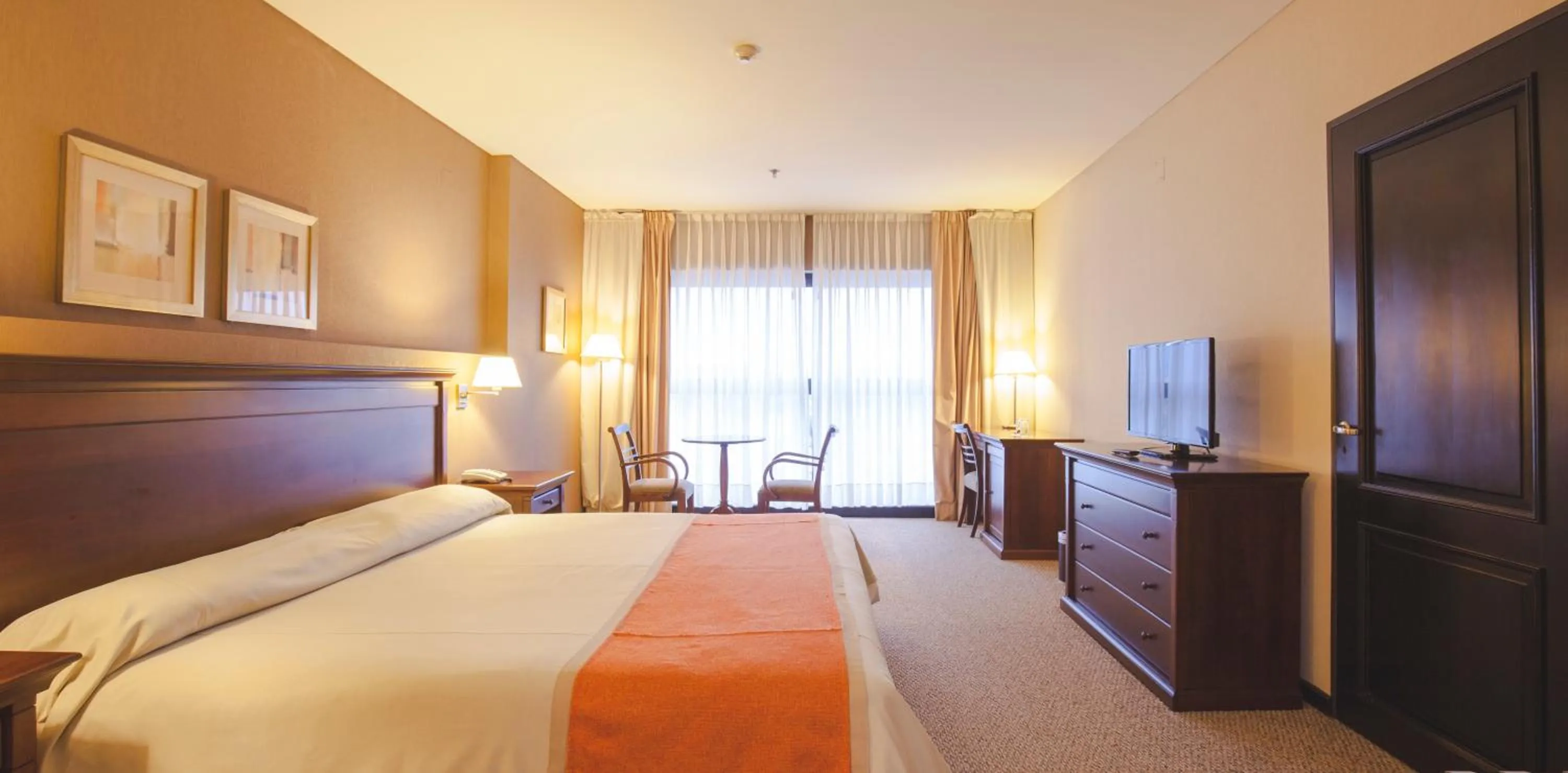 Photo of the whole room, Bed in Howard Johnson Plaza Jujuy