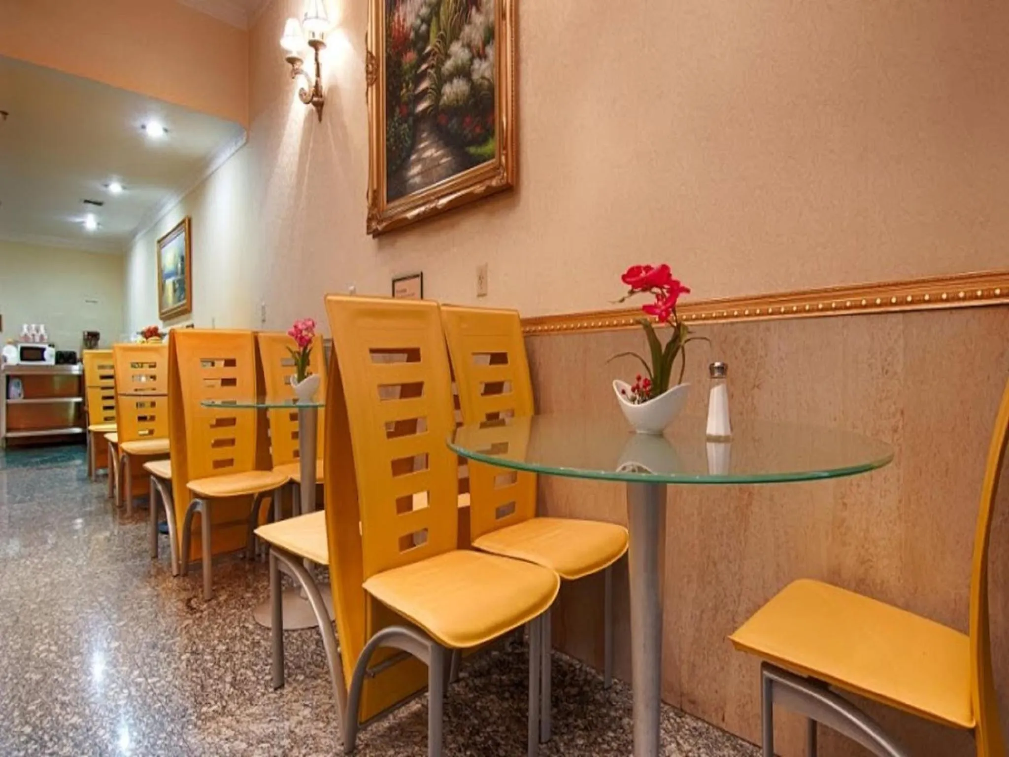 Restaurant/places to eat in Flushing Hotel