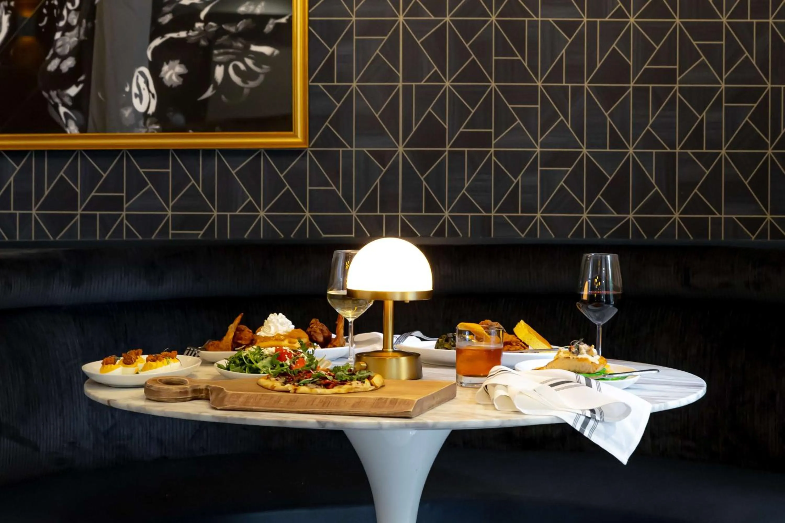 Lounge or bar in The American Hotel Atlanta Downtown-a Doubletree by Hilton