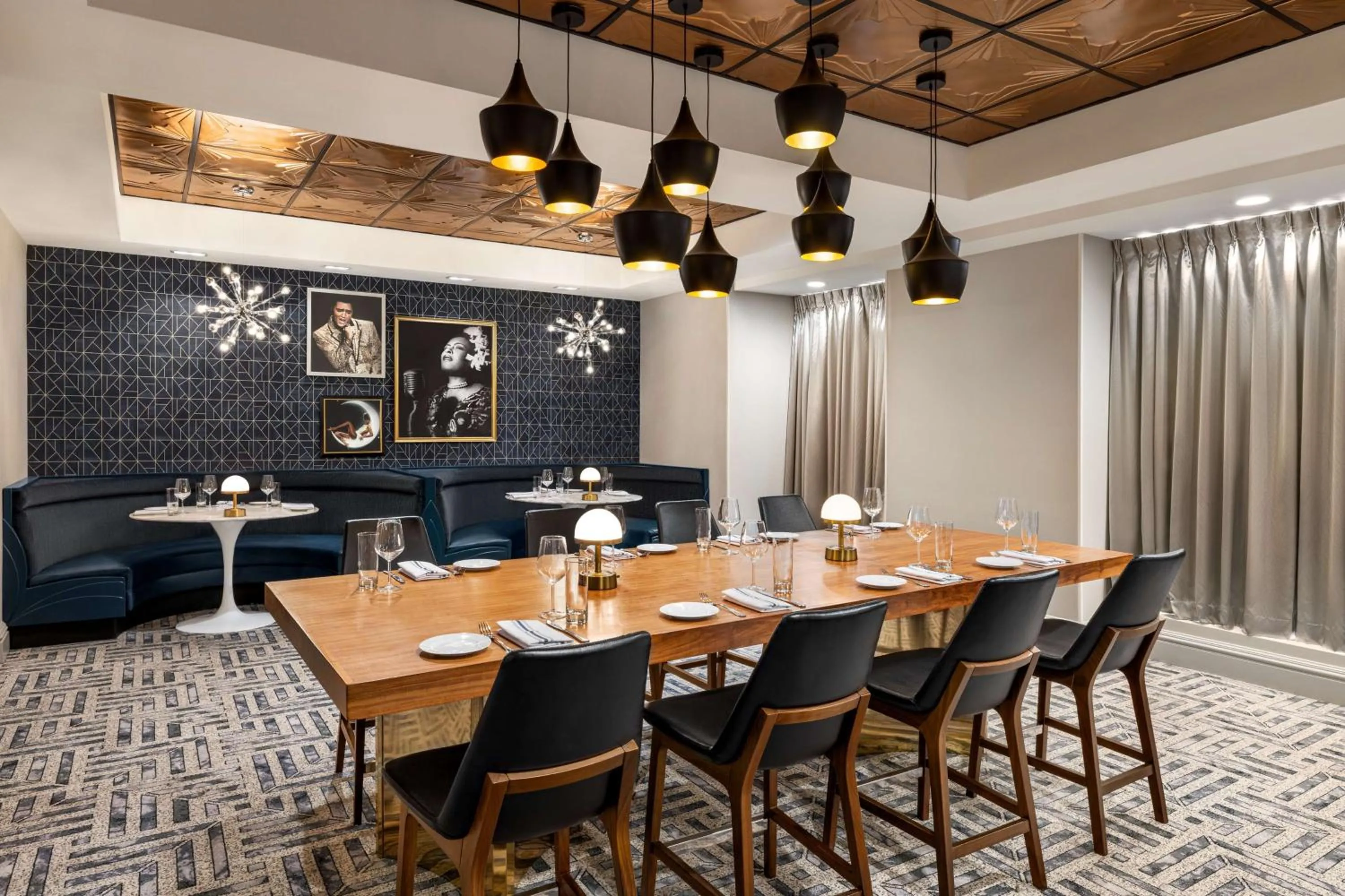 Lounge or bar in The American Hotel Atlanta Downtown-a Doubletree by Hilton