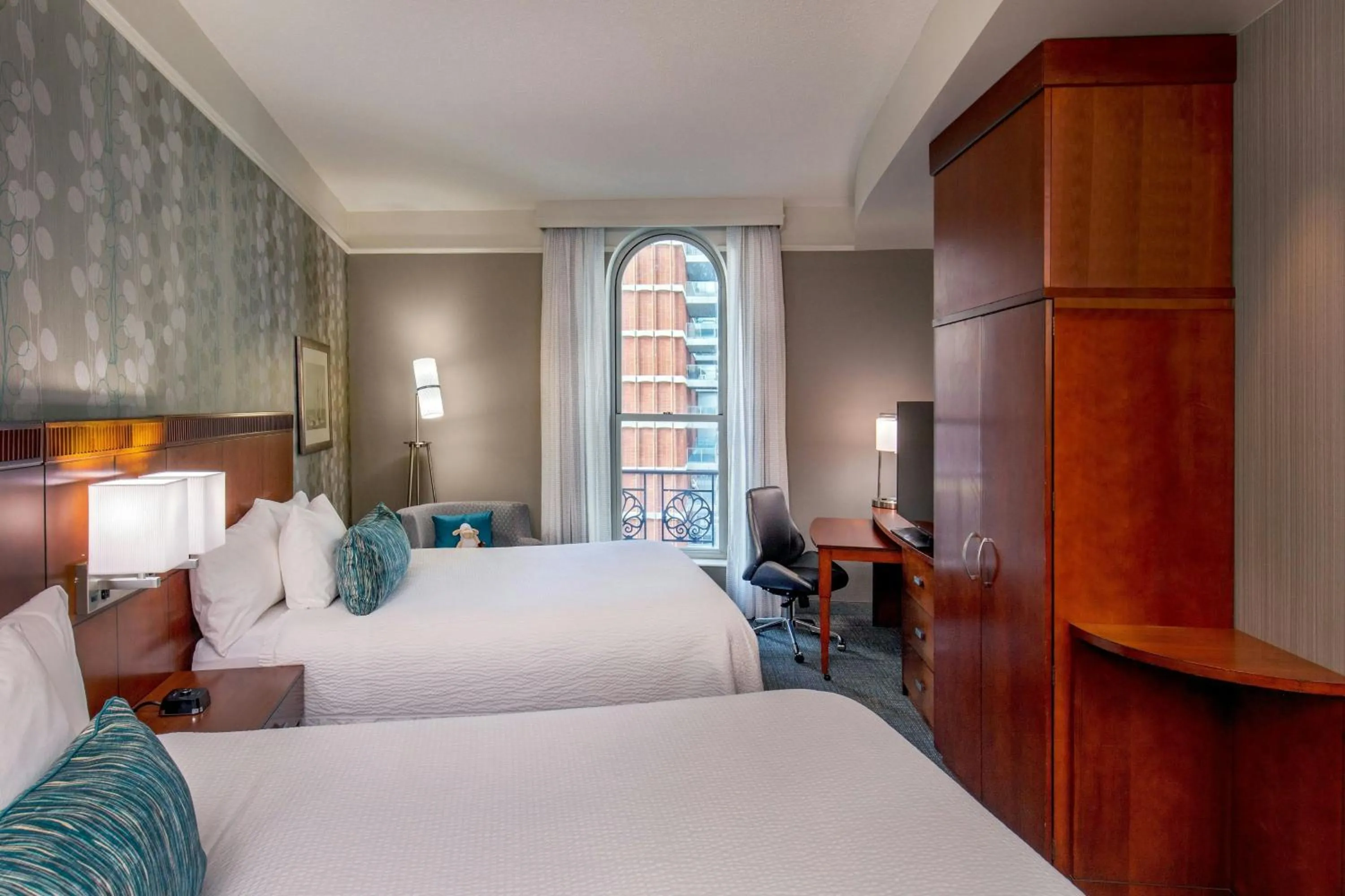 Photo of the whole room, Bed in Courtyard Boston Copley Square