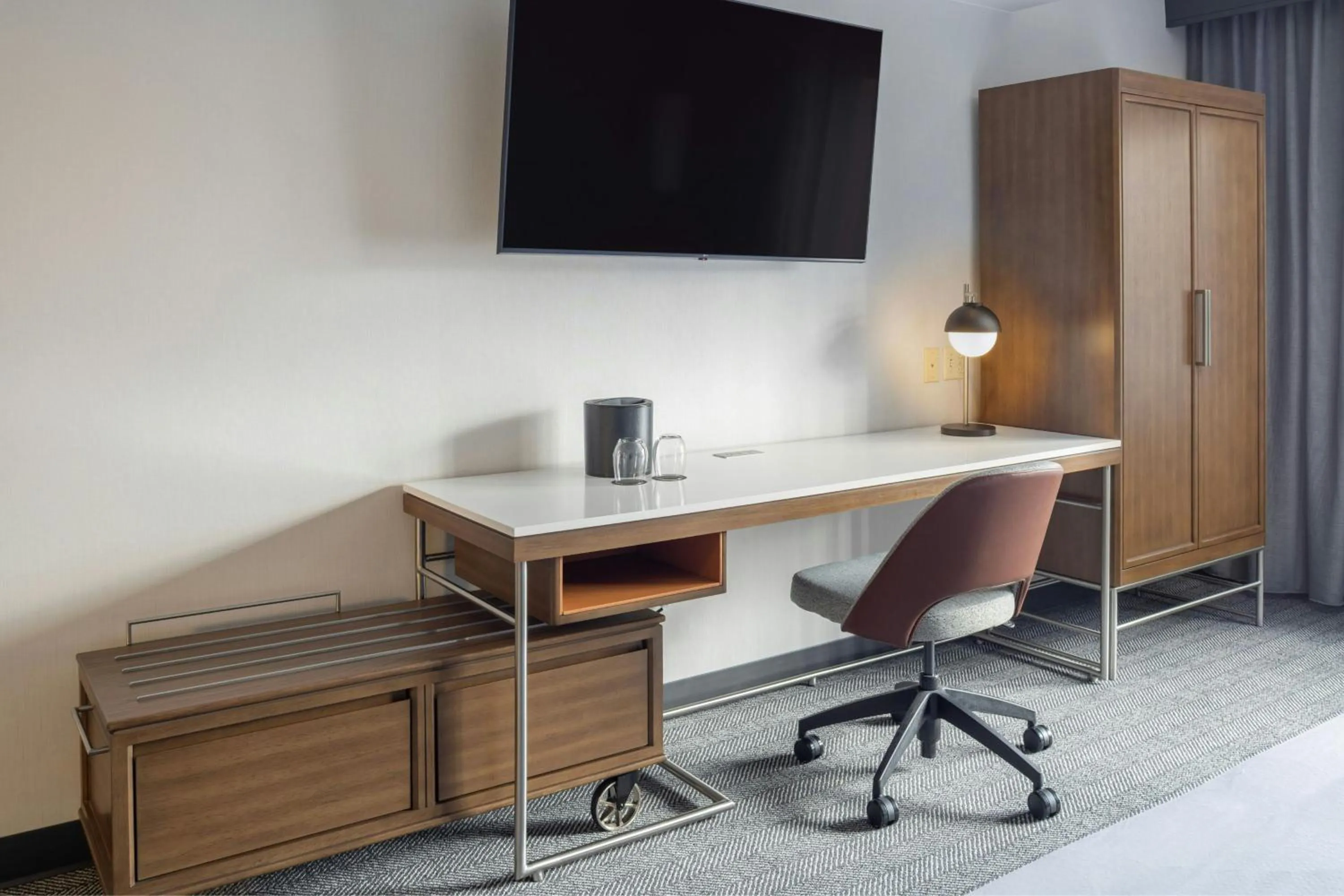 Photo of the whole room in Courtyard Boston-South Boston