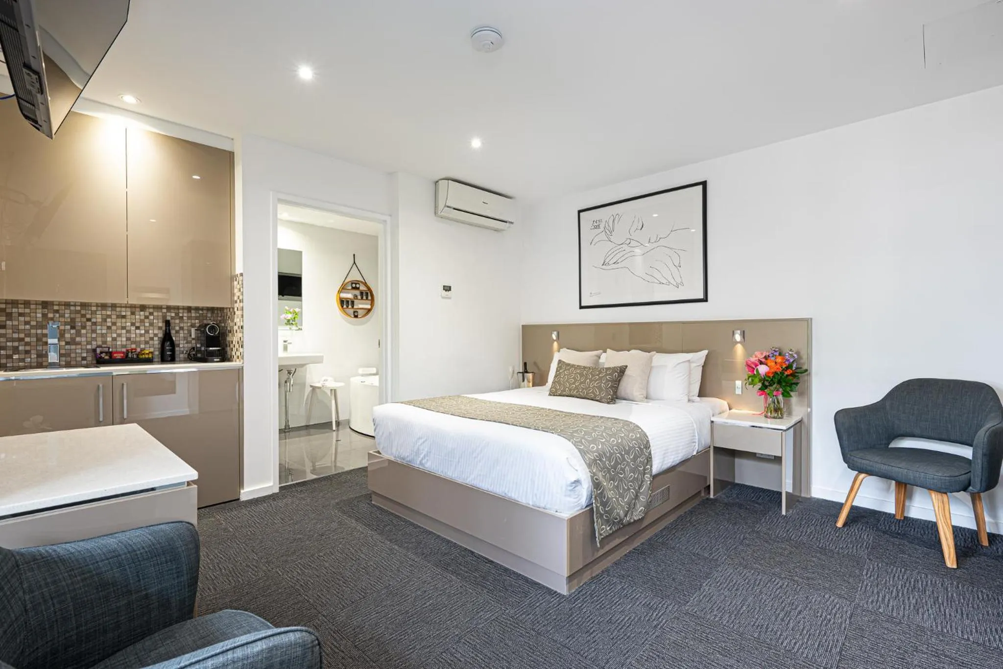 Kitchen or kitchenette, Bed in North Adelaide Boutique Stays Accommodation