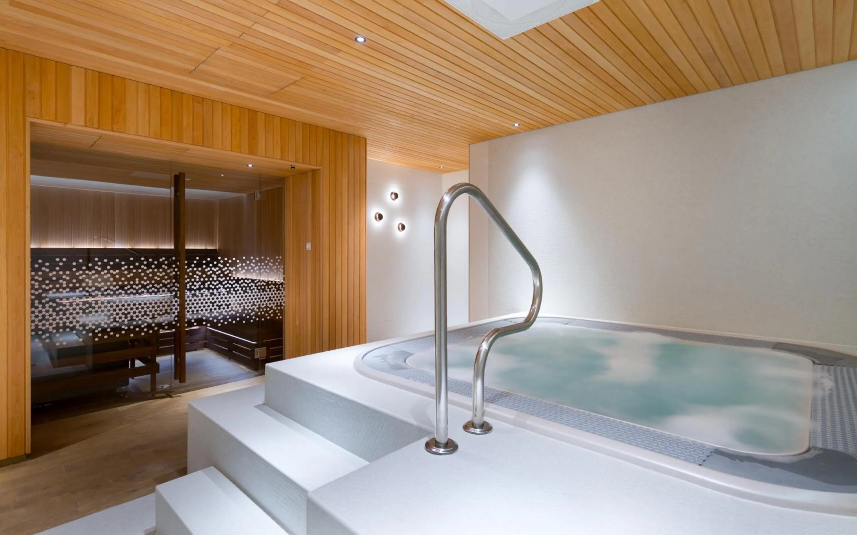 Spa and wellness centre/facilities, Bed in Radisson Blu Hotel Lietuva