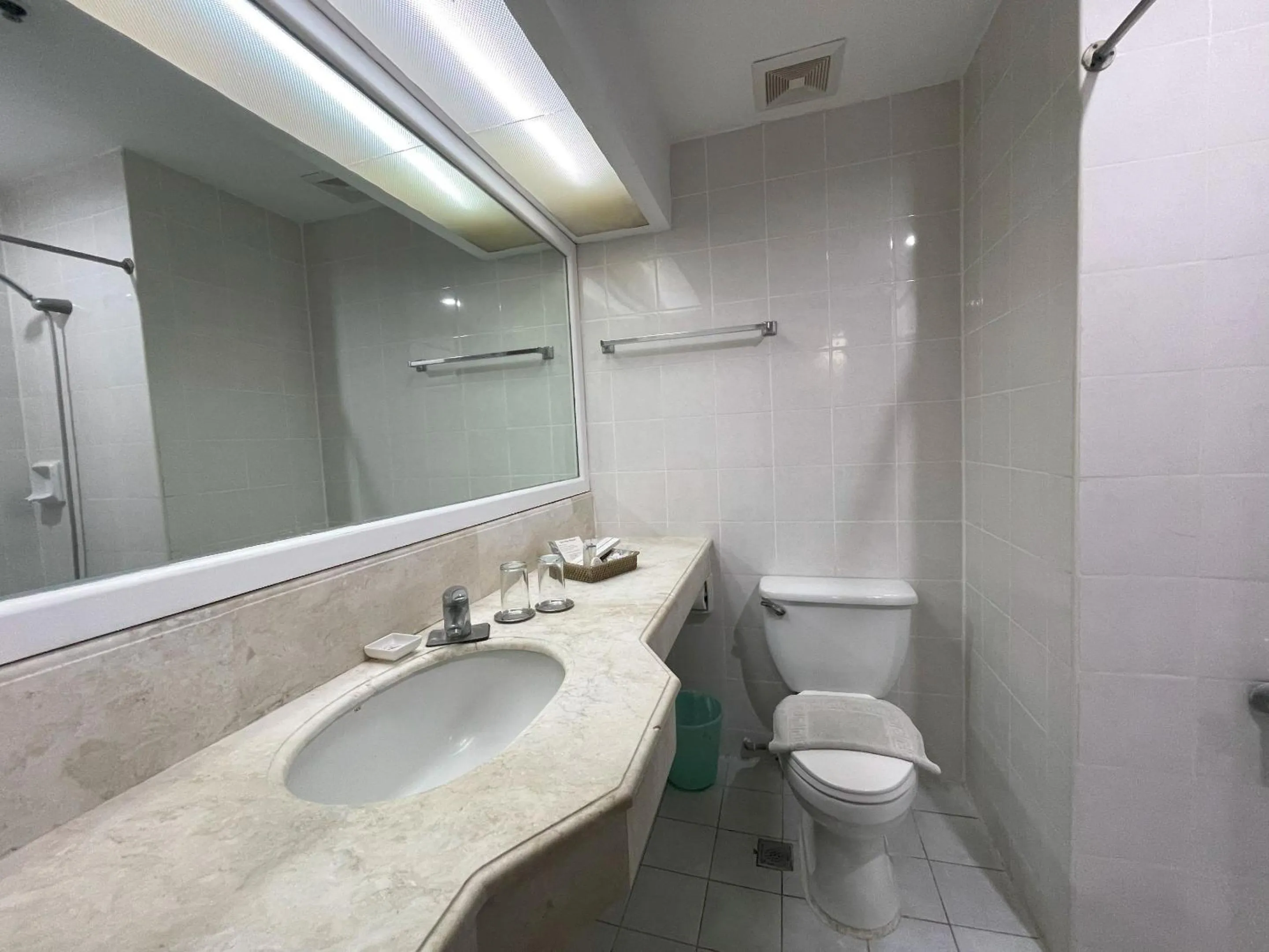 Golden Peak Hotel & Suites powered by Cocotel