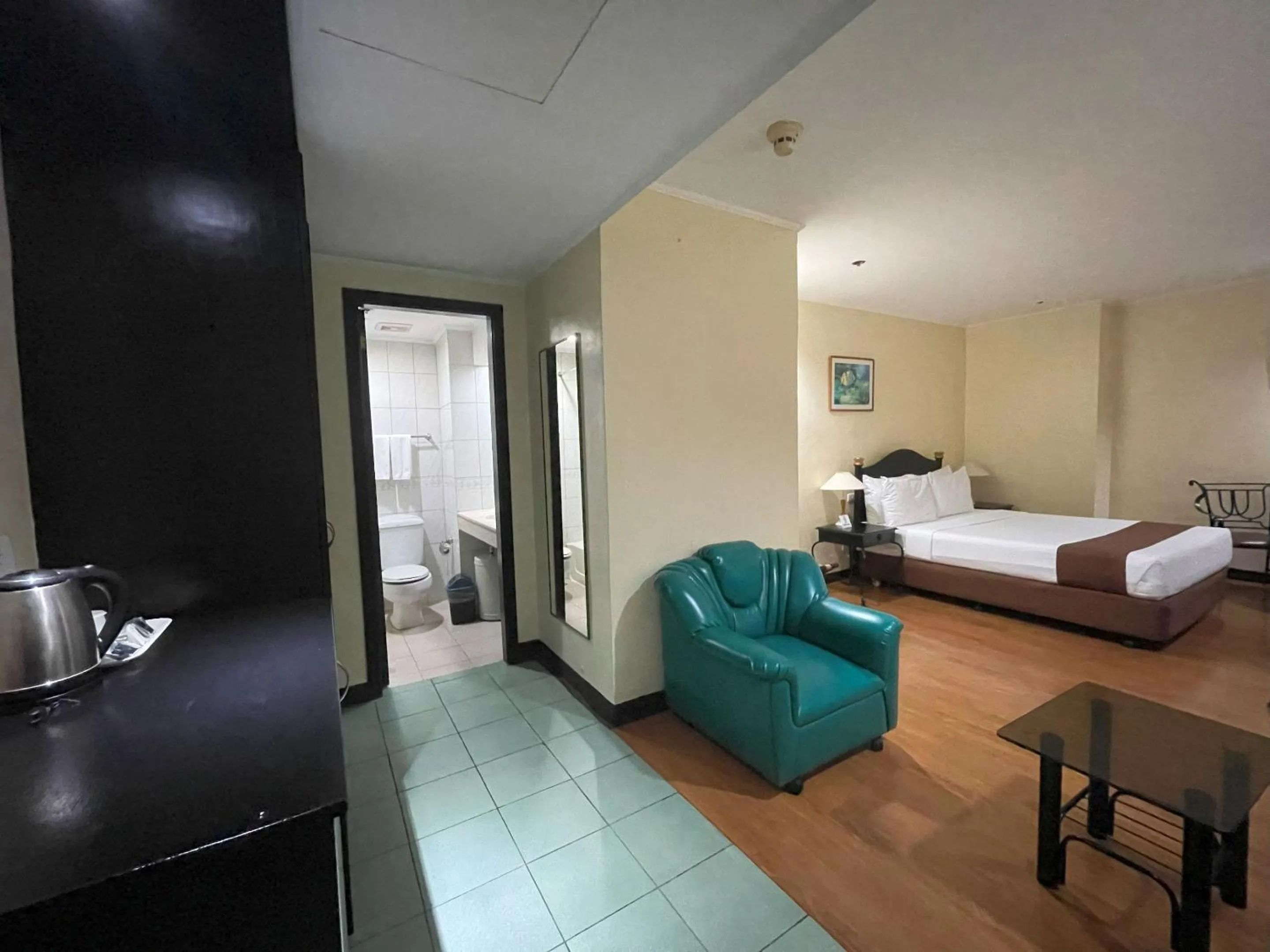 Bed in Golden Peak Hotel & Suites powered by Cocotel