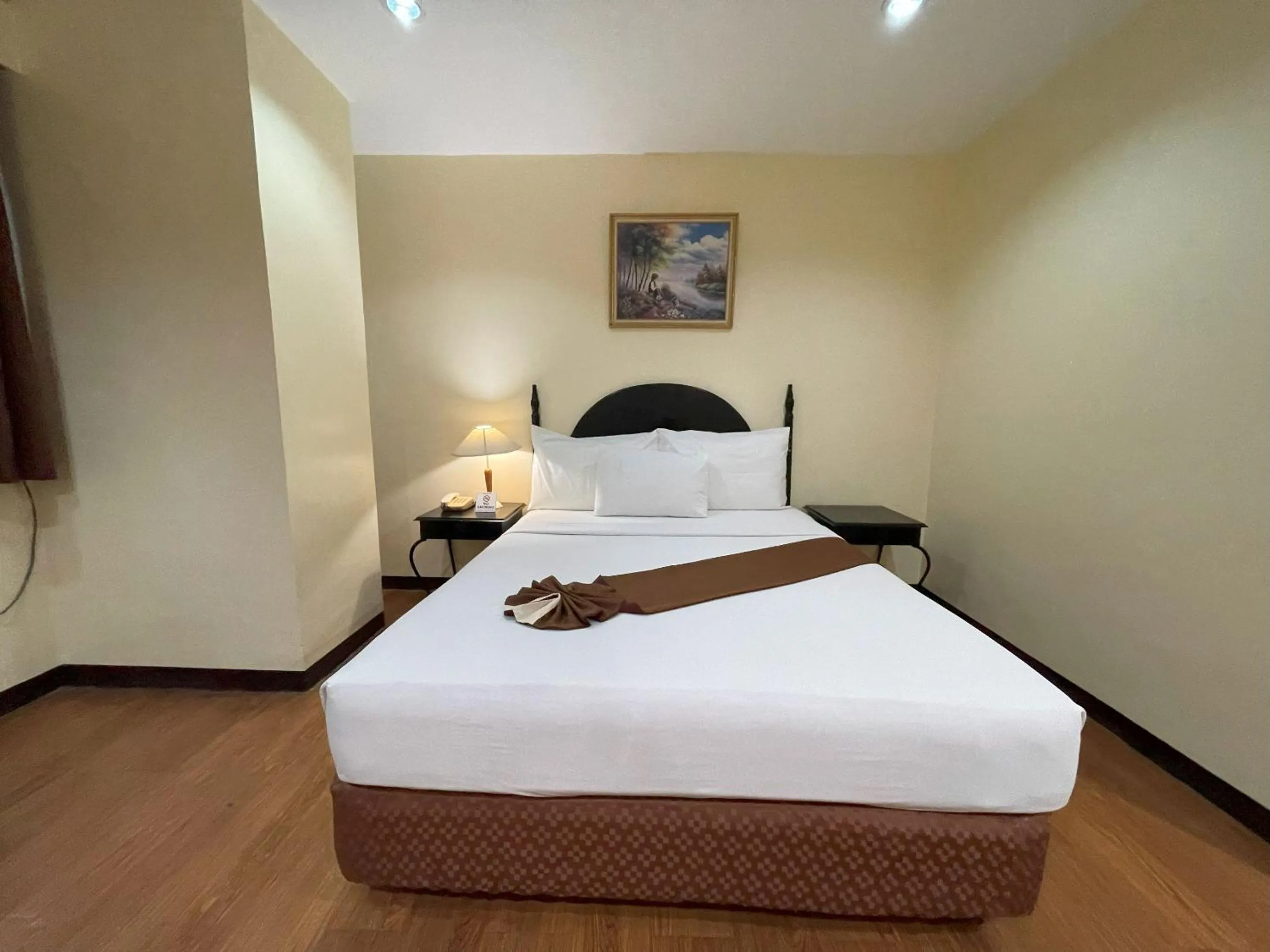 Bed in Golden Peak Hotel & Suites powered by Cocotel