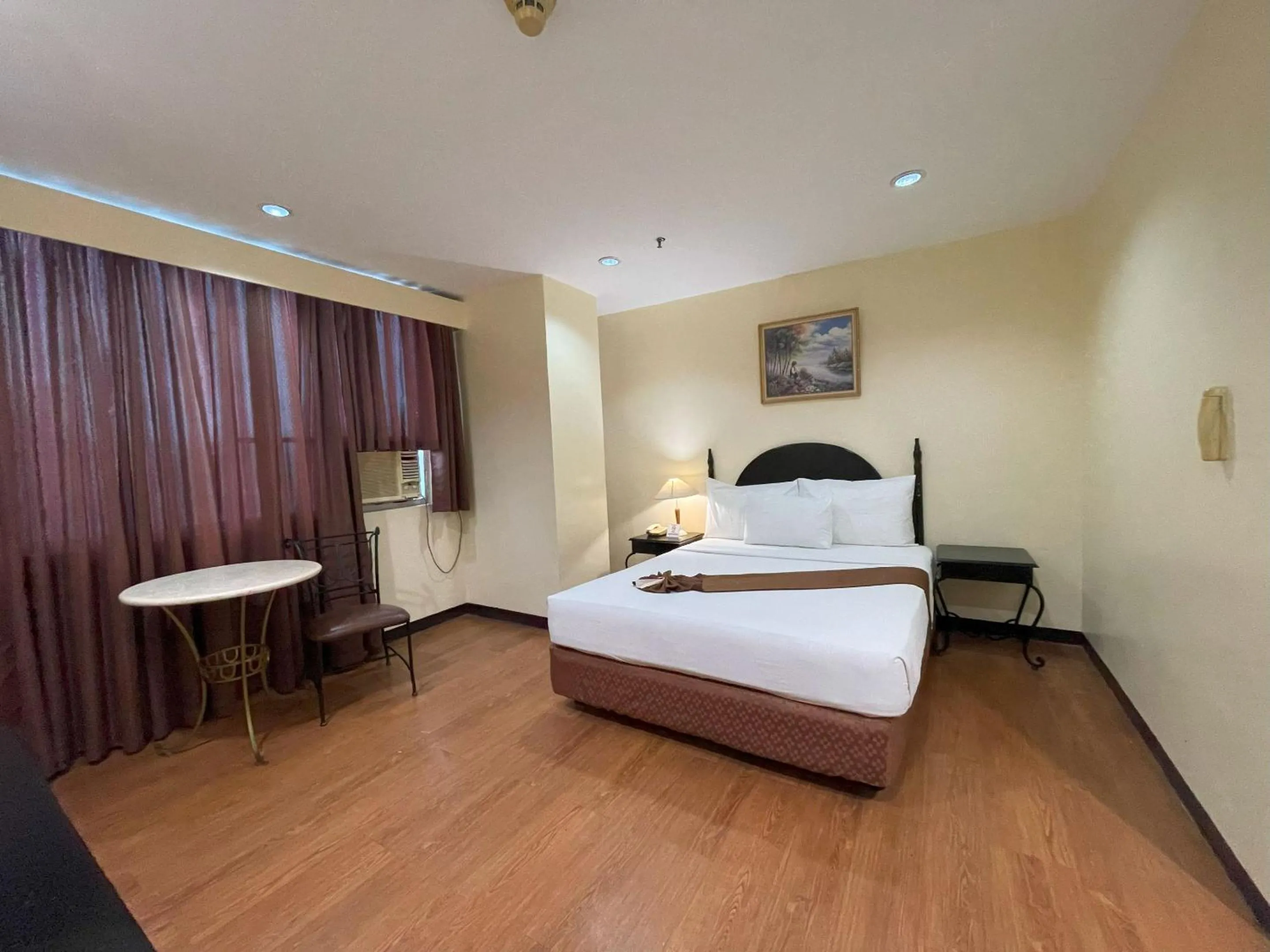 Bed in Golden Peak Hotel & Suites powered by Cocotel