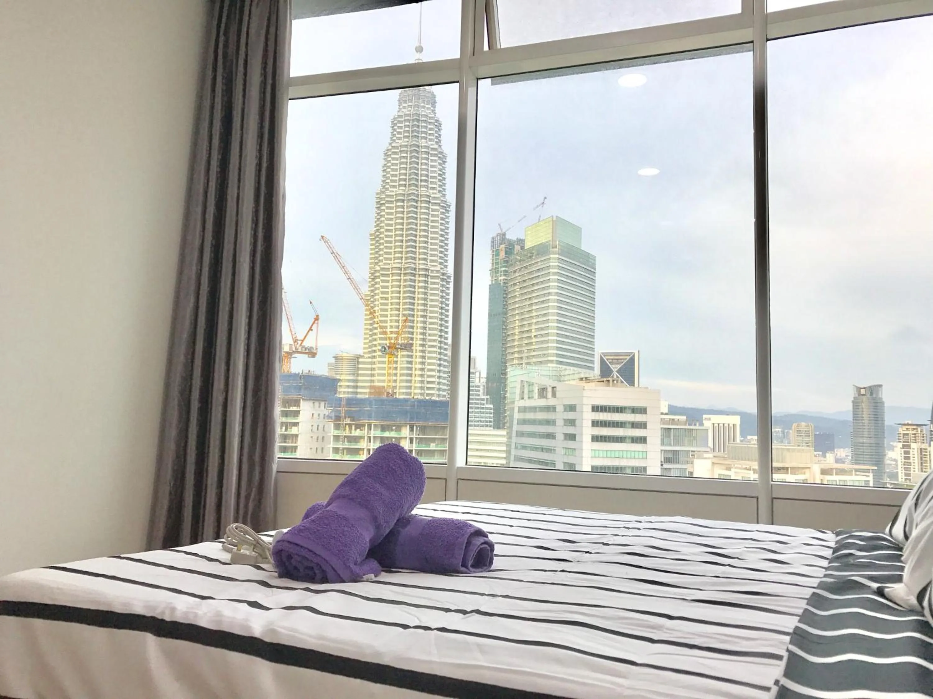 Bed in VORTEX SUITES KLCC by PNUT With NETFLIX