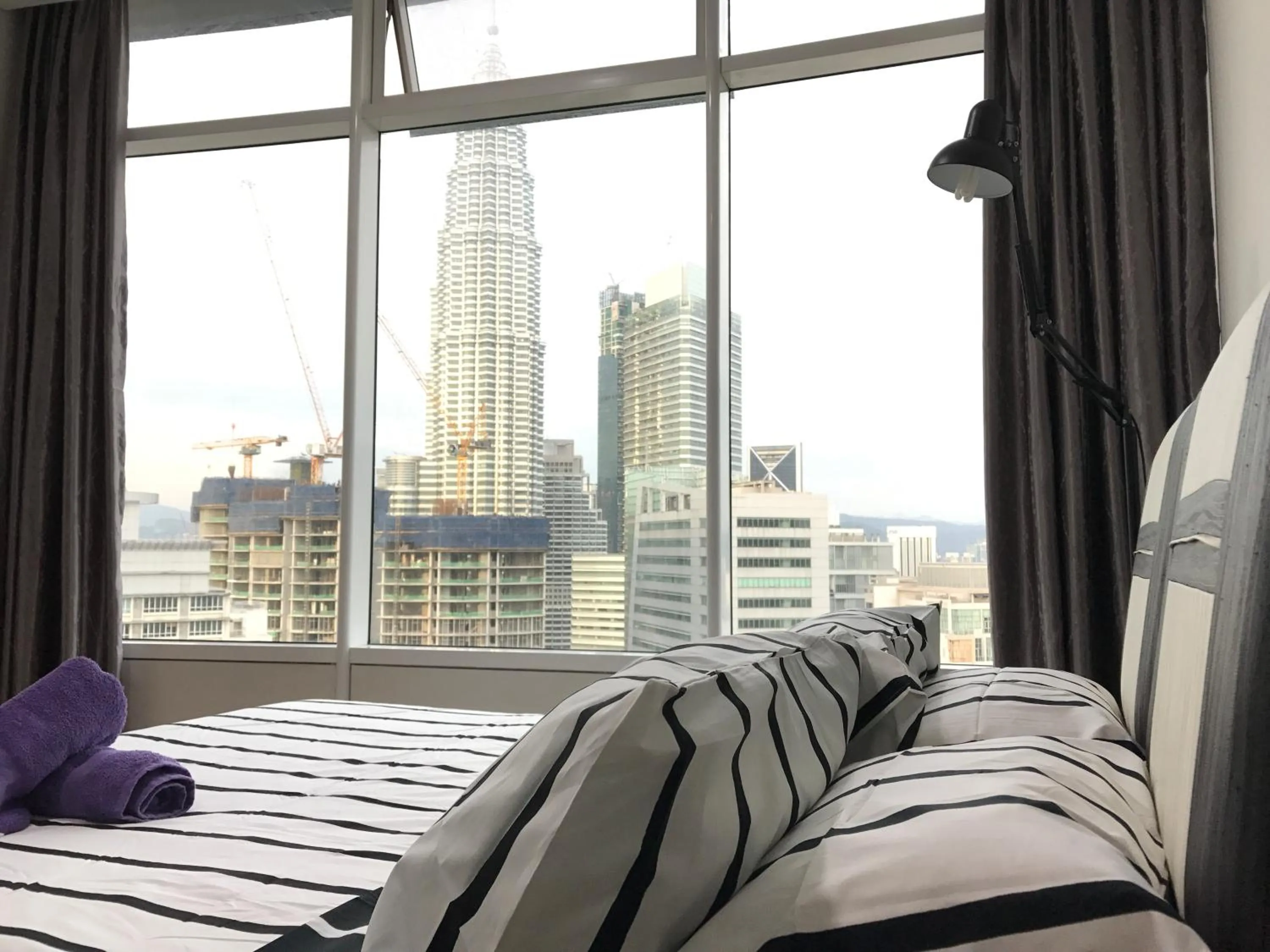 Bed in VORTEX SUITES KLCC by PNUT With NETFLIX