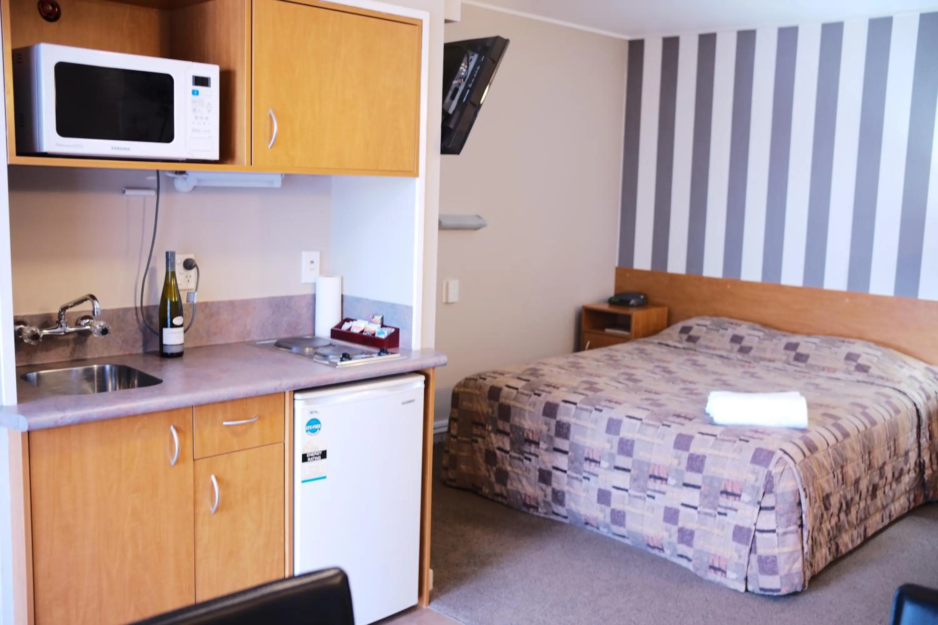 Bed in Kiwi Studios Motel