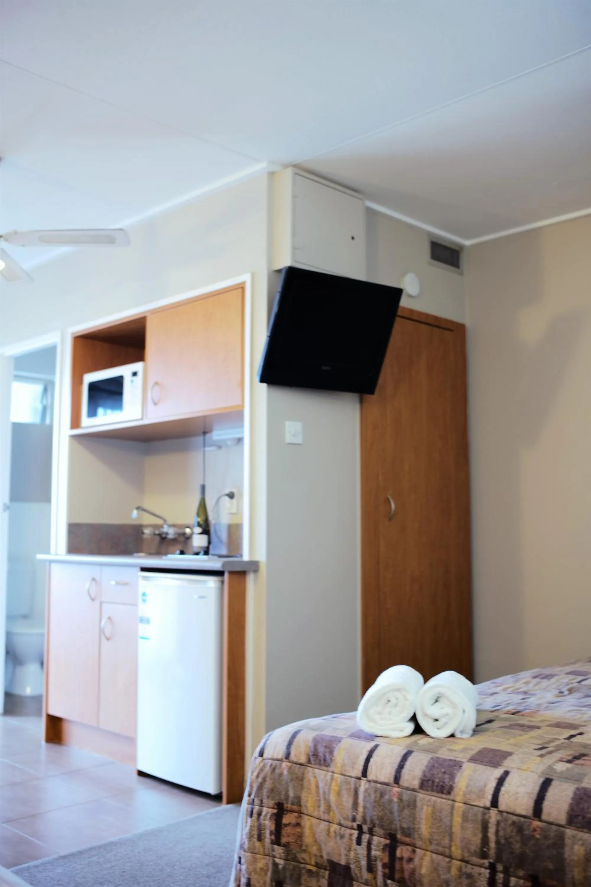 Bed in Kiwi Studios Motel