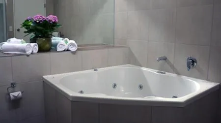 Hot Tub in Kiwi Studios Motel