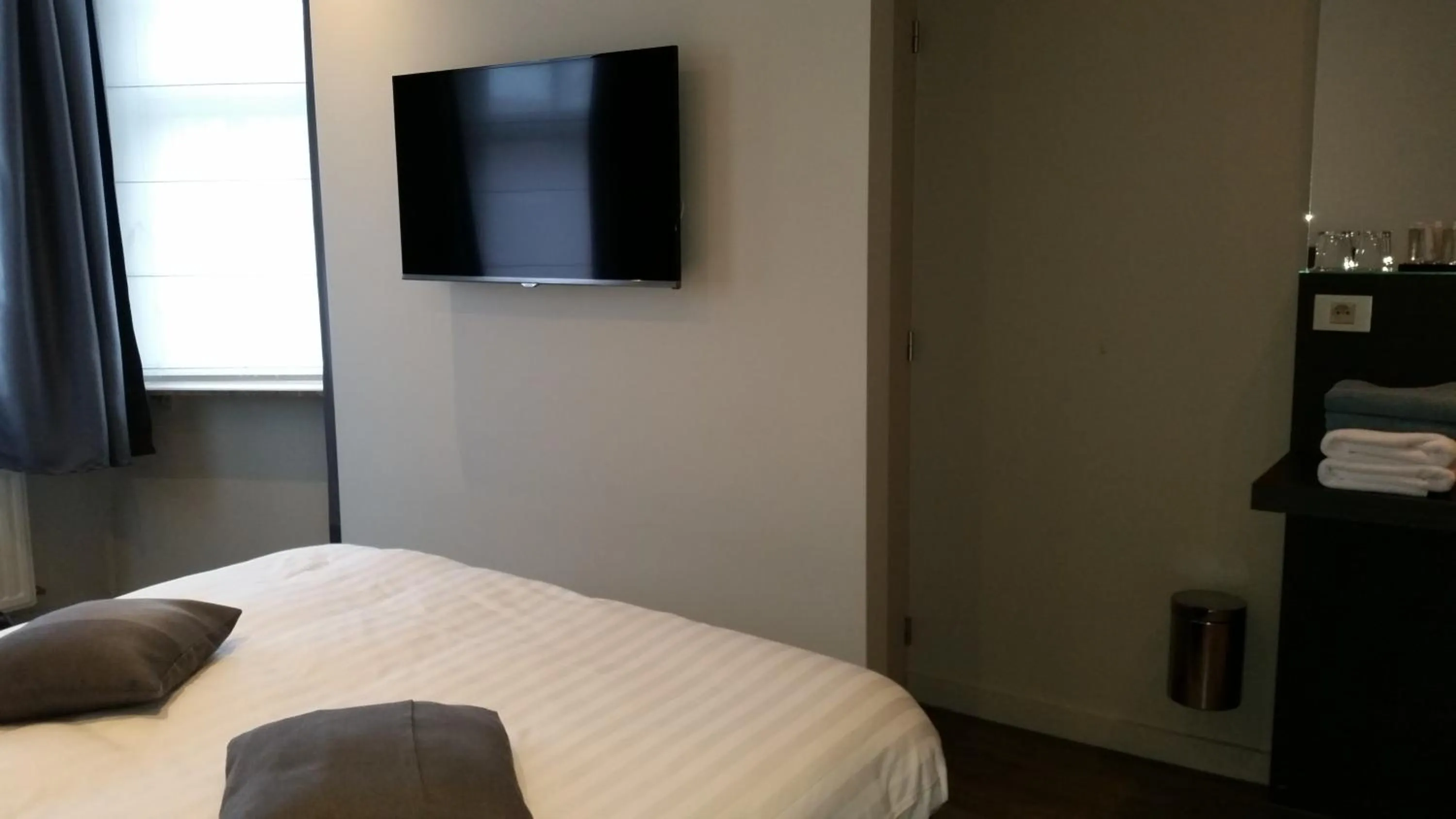 Photo of the whole room, Bed in B&B Charles Cabour