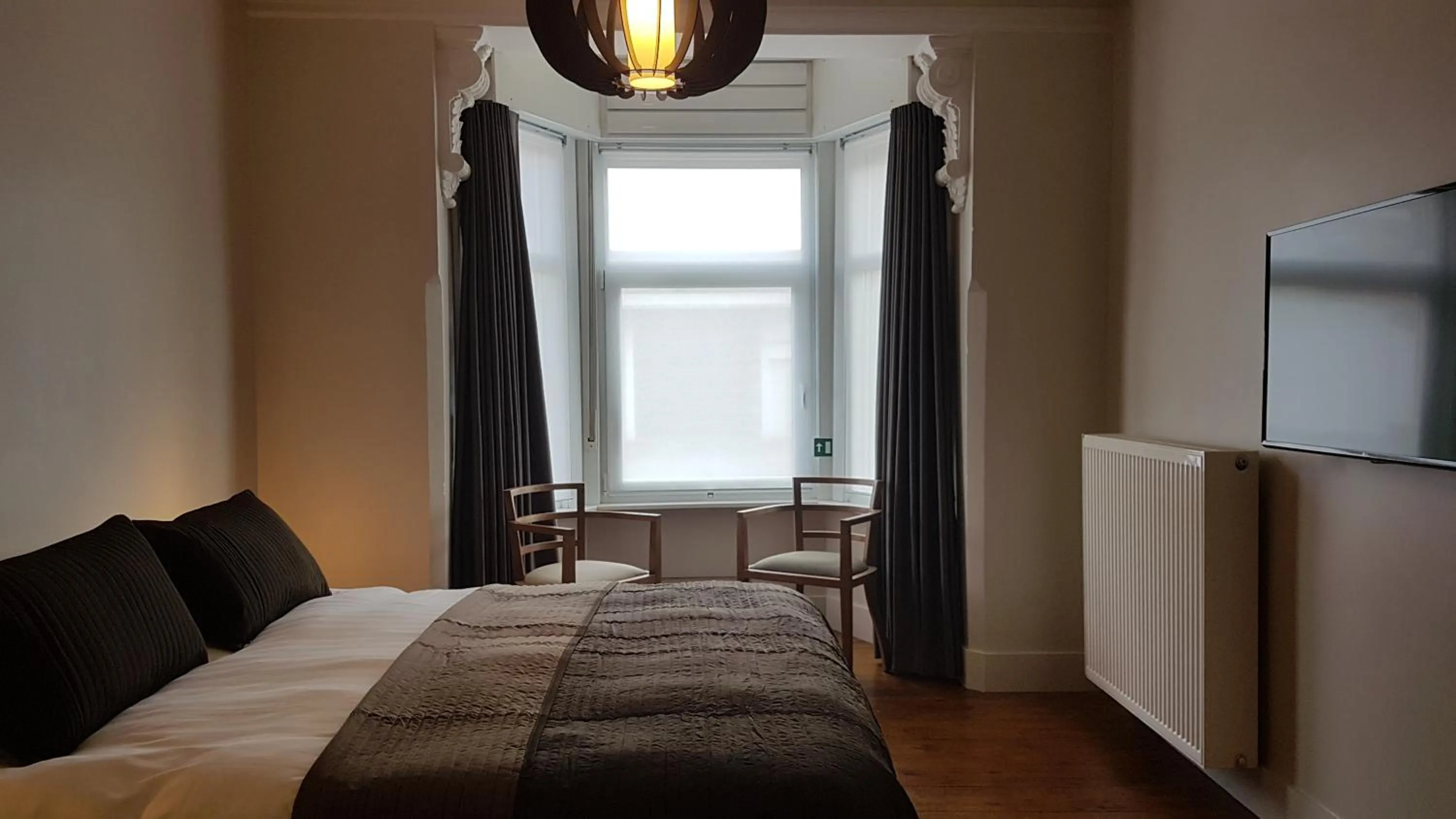 Seating area, Bed in B&B Charles Cabour