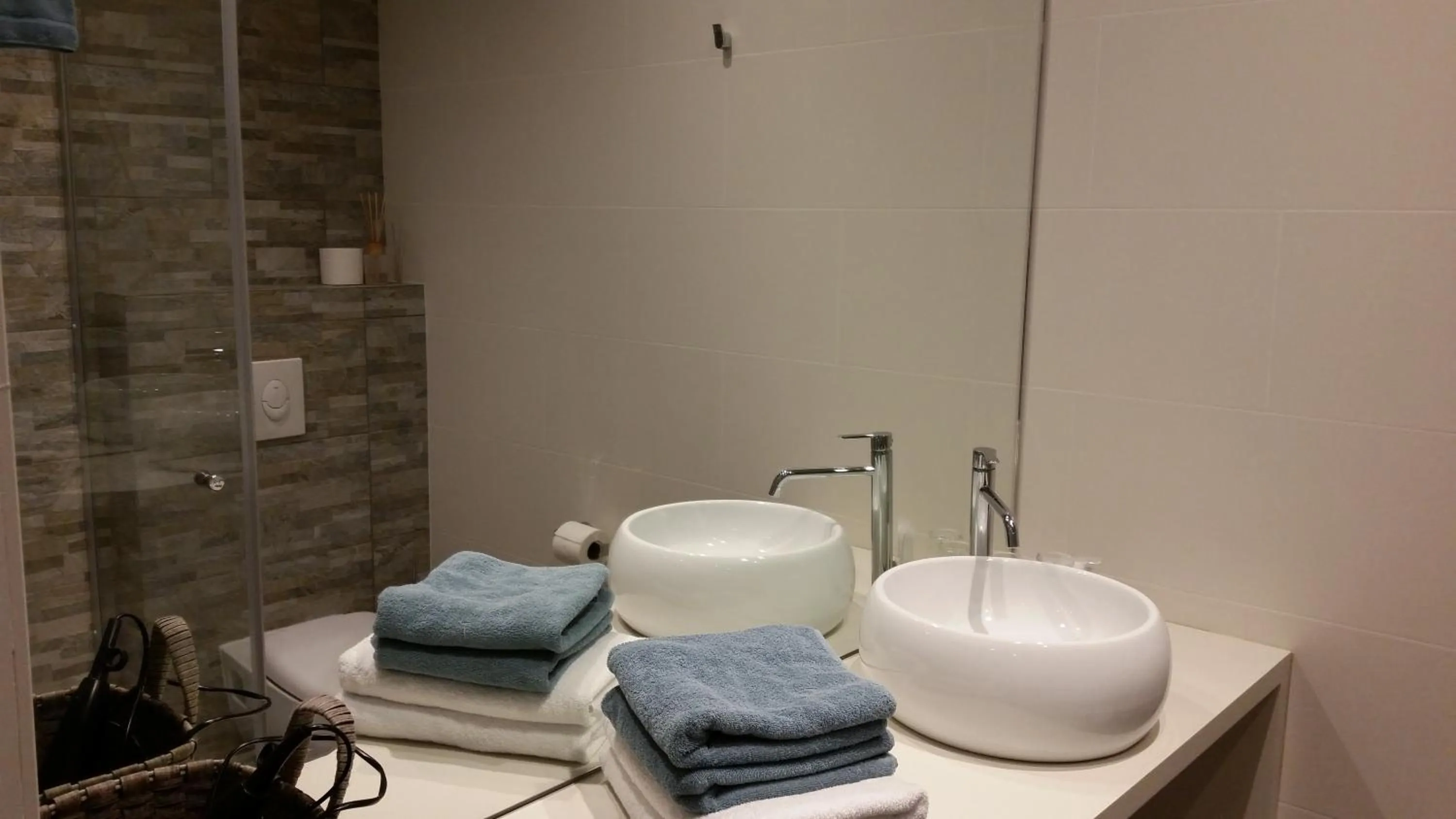 Photo of the whole room in B&B Charles Cabour