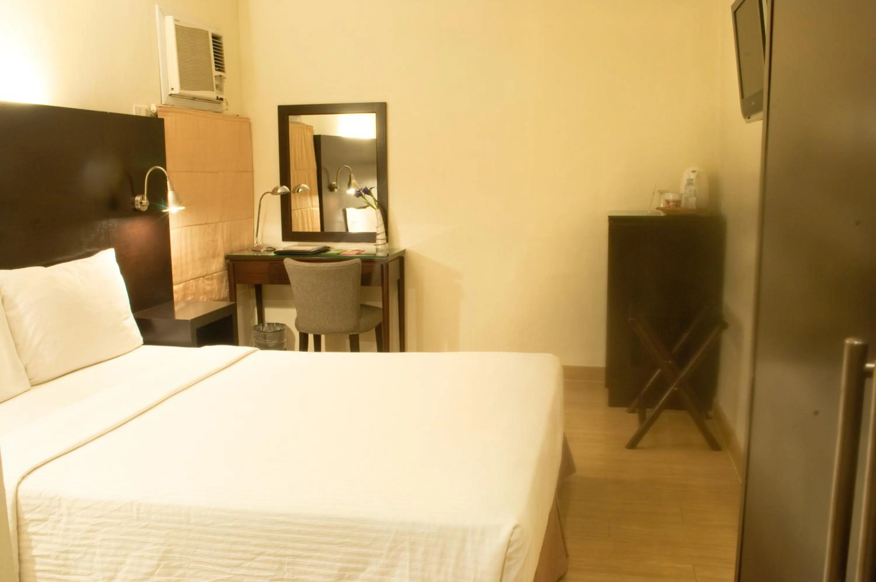 Bedroom, TV/Entertainment Center in Pearl Lane Hotel