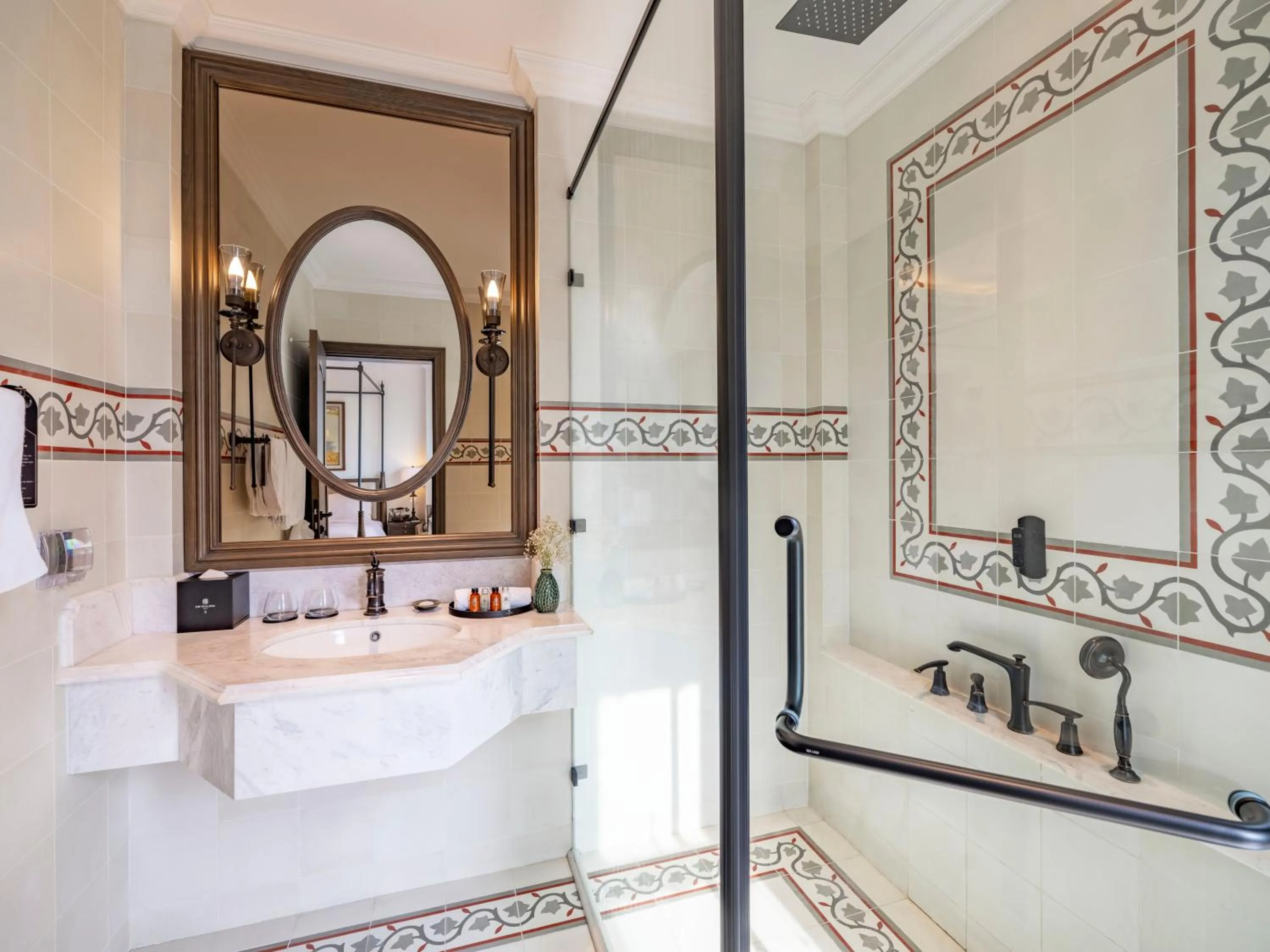 Shower in De Syloia Hotel