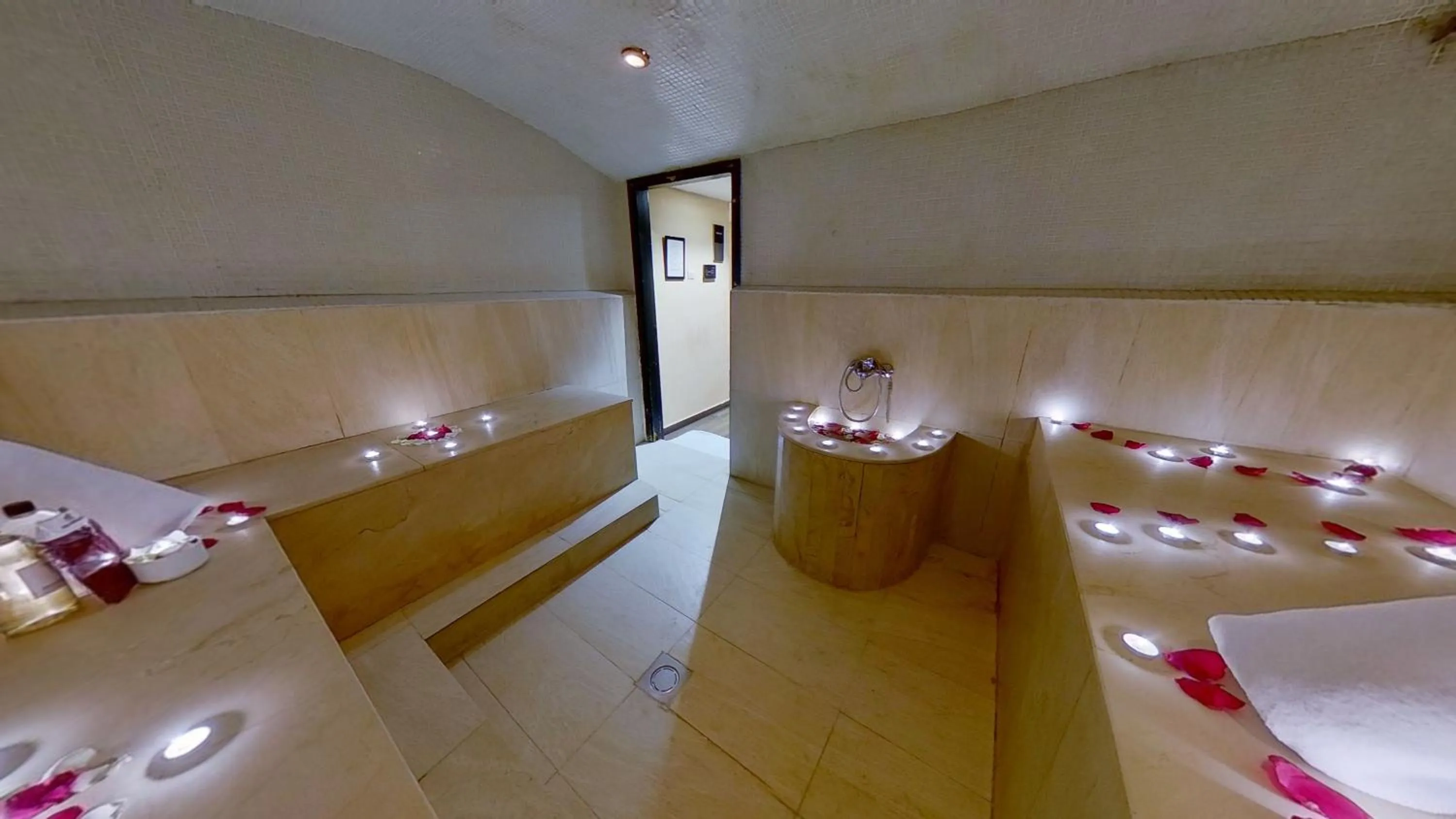 Massage, Bed in Mövenpick Hotel Casablanca