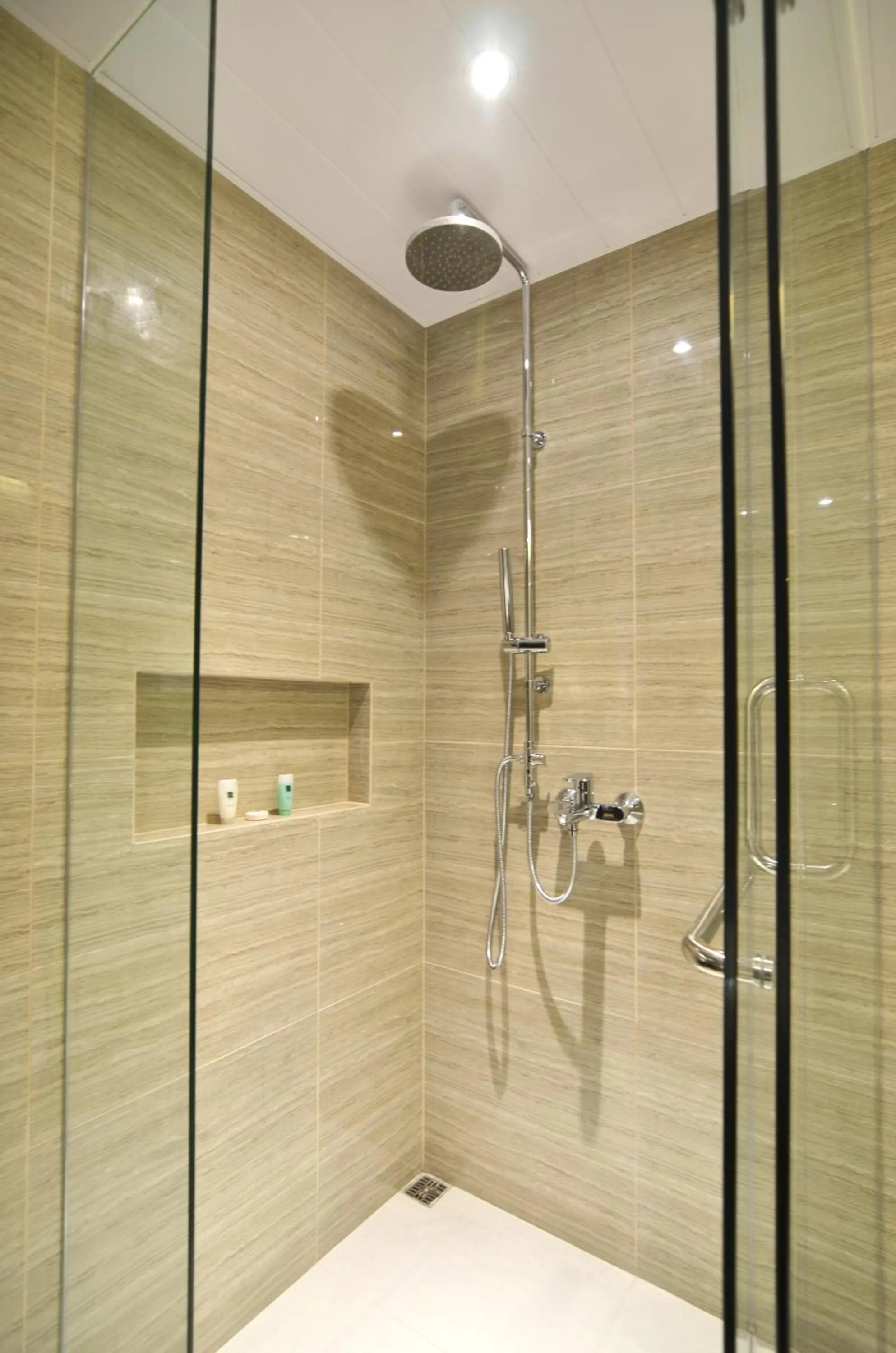 Bathroom in Pearl Garden Hotel